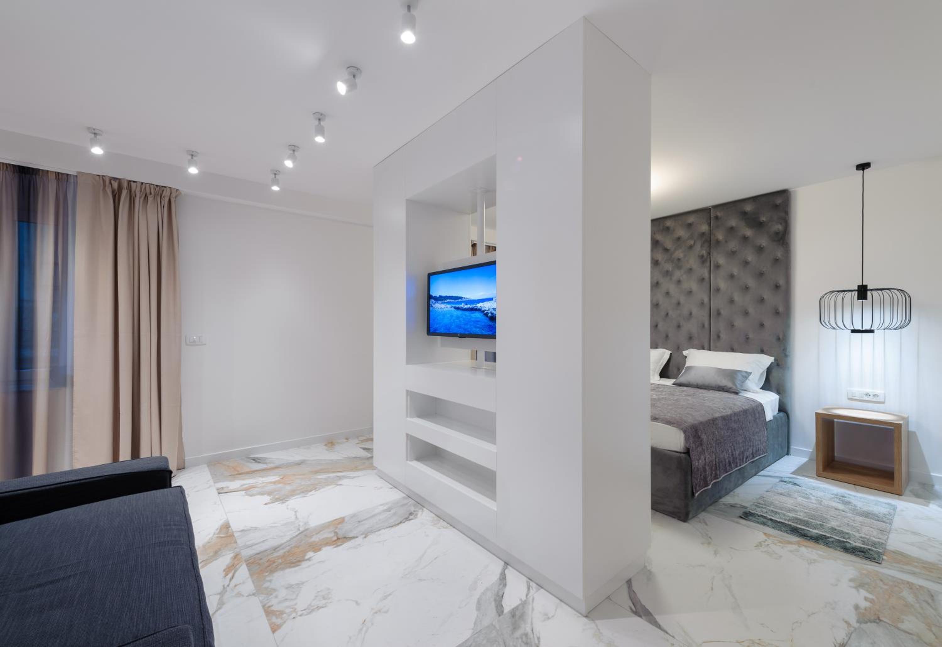 Deluxe King Room - Photo 5