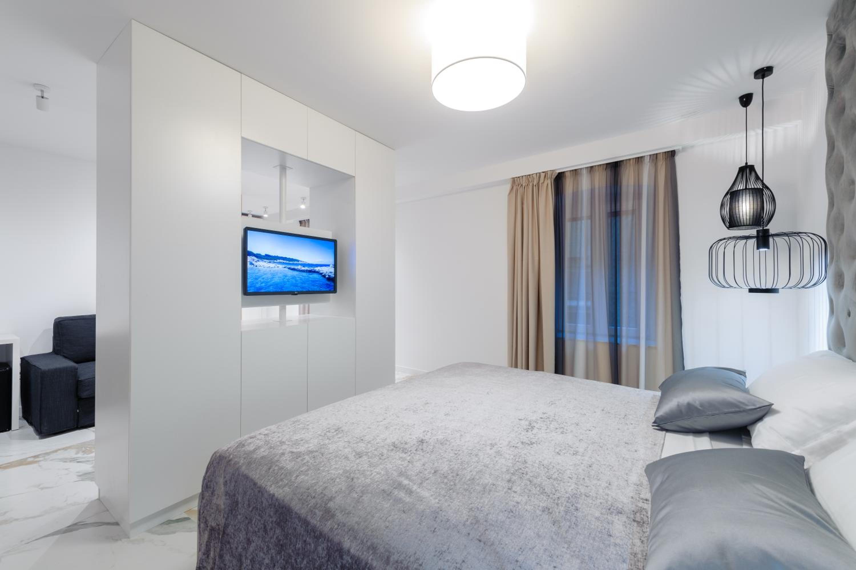 Deluxe King Room - Photo 9