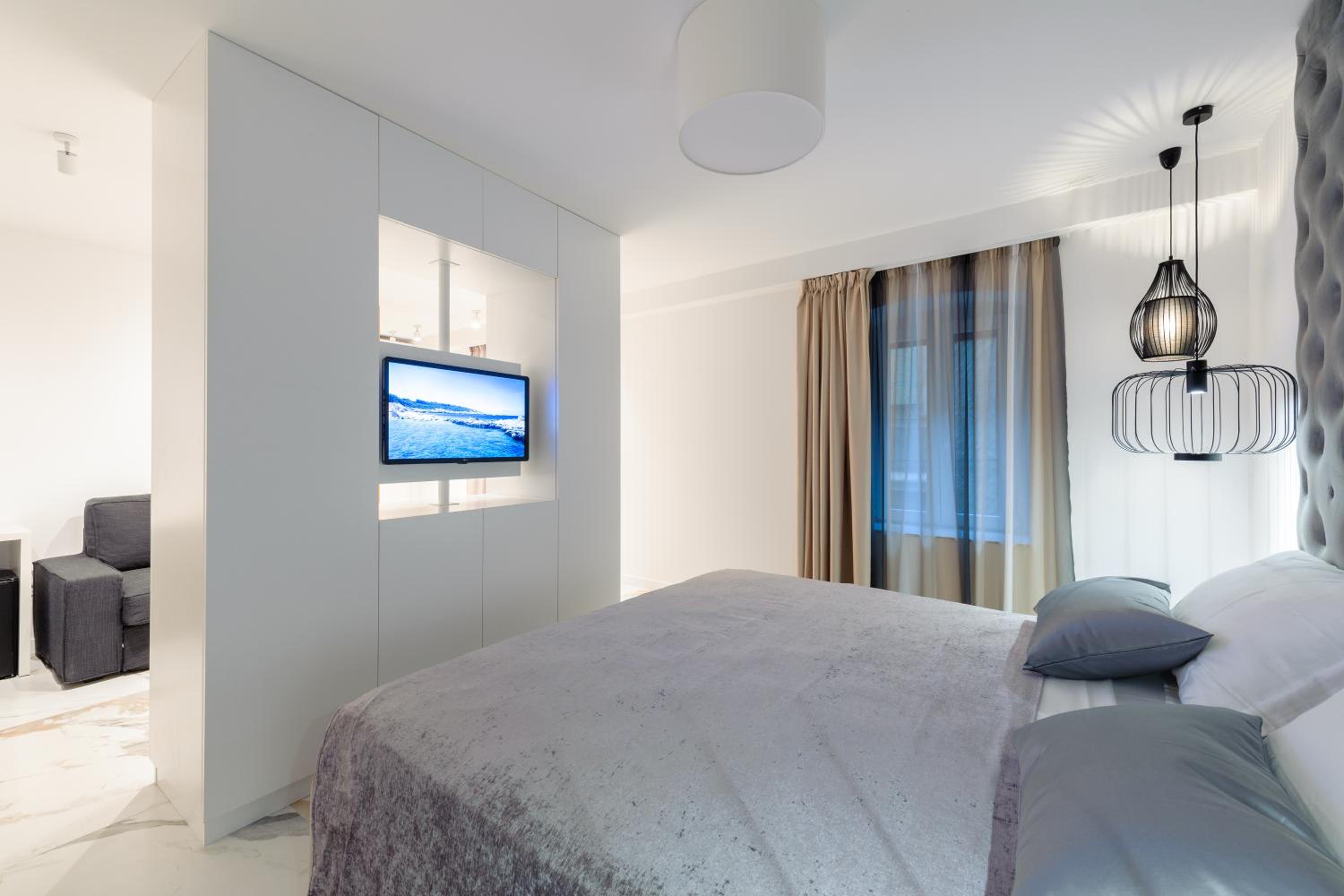 Deluxe King Room - Photo 11