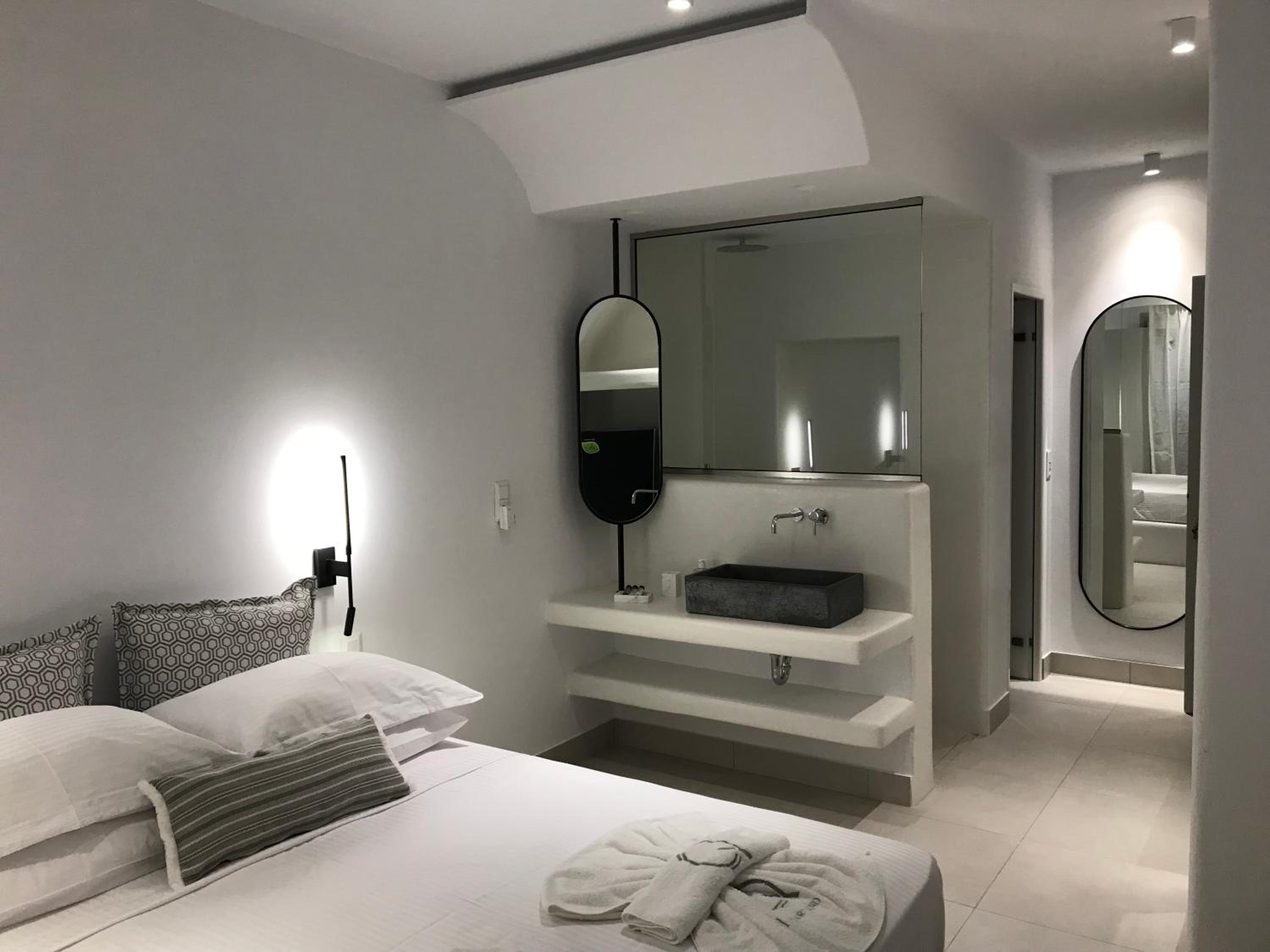 Deluxe Double Room with Side Sea View - Photo 1