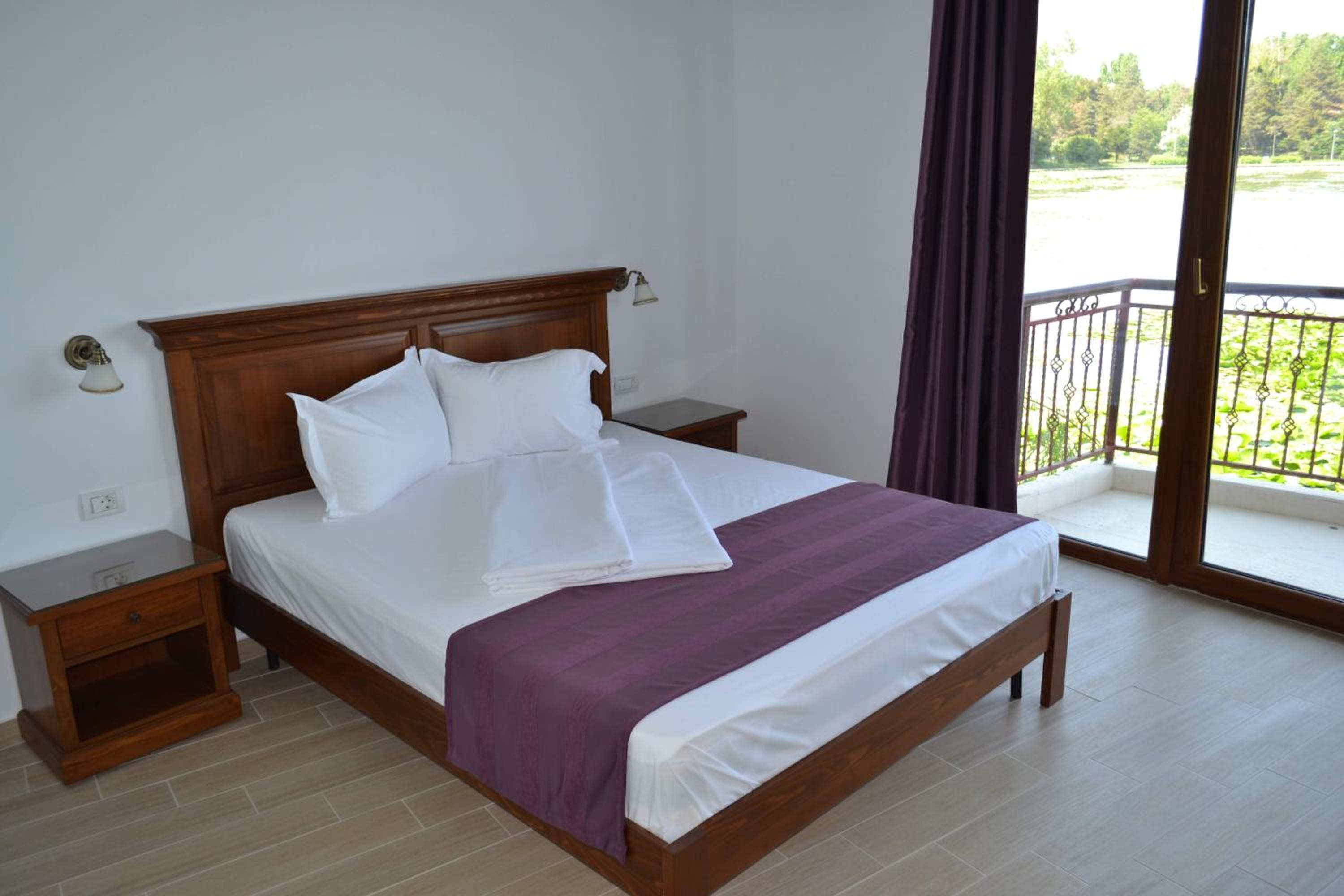 Double Room with Lake View - Photo 6