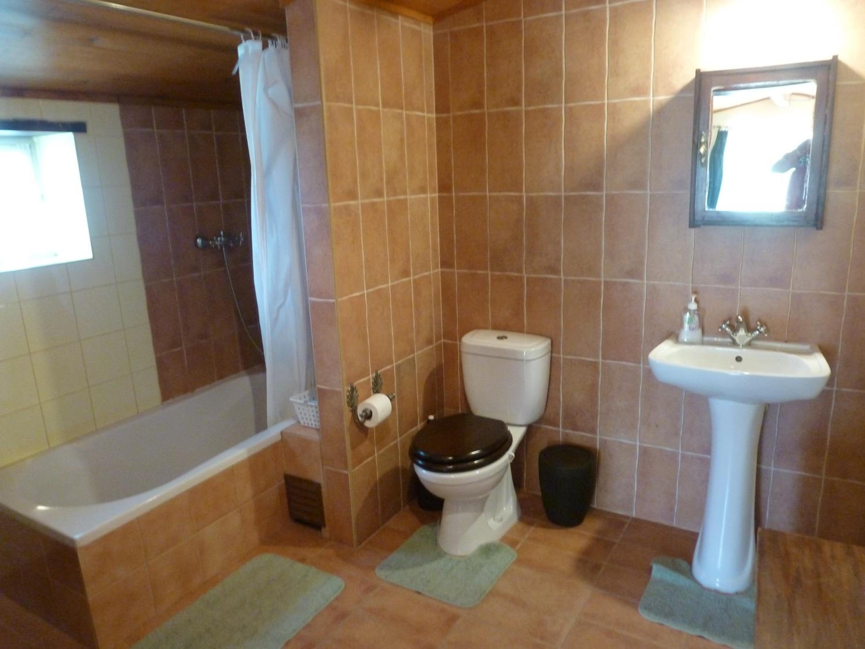 Quadruple Room with Private Bathroom - Photo 4