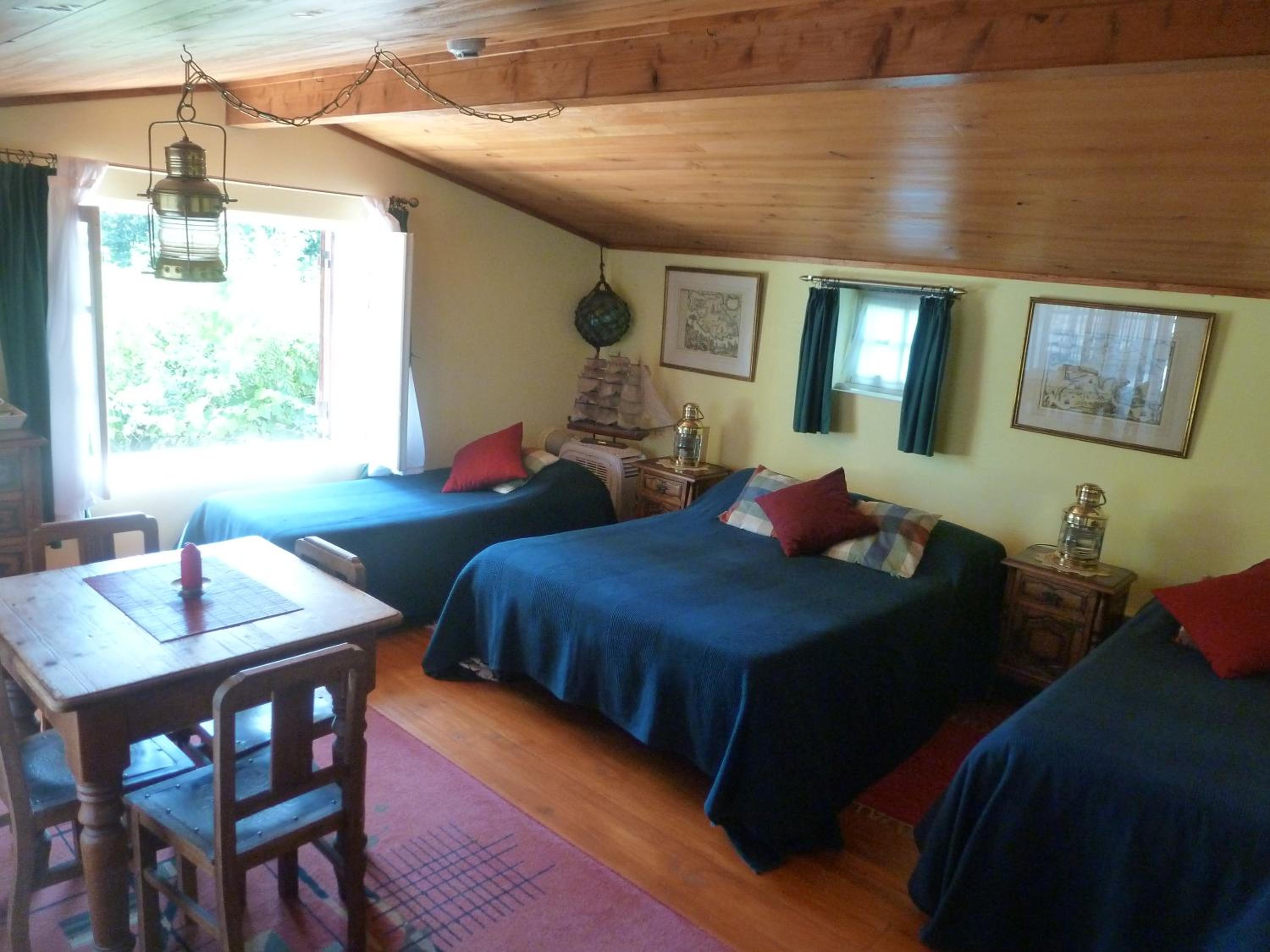 Quadruple Room with Private Bathroom - Photo 3