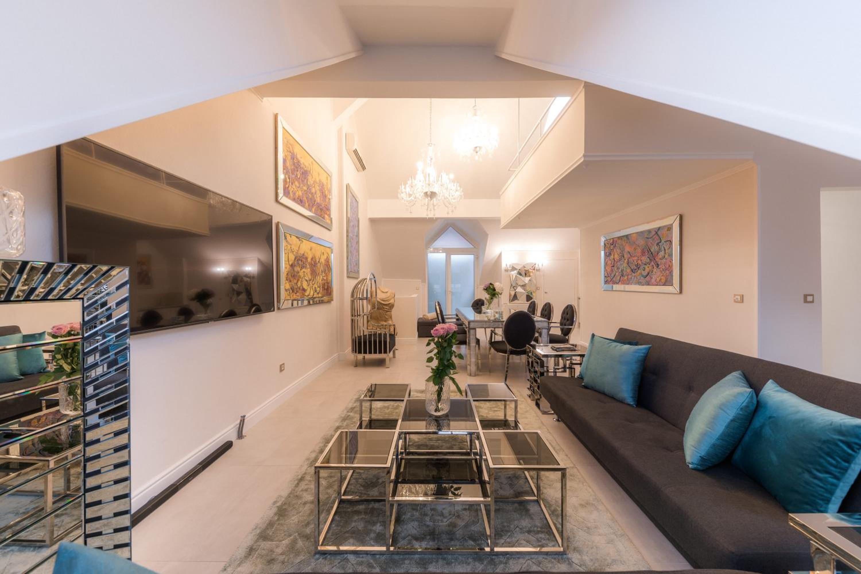 Penthouse Apartment - Photo 2