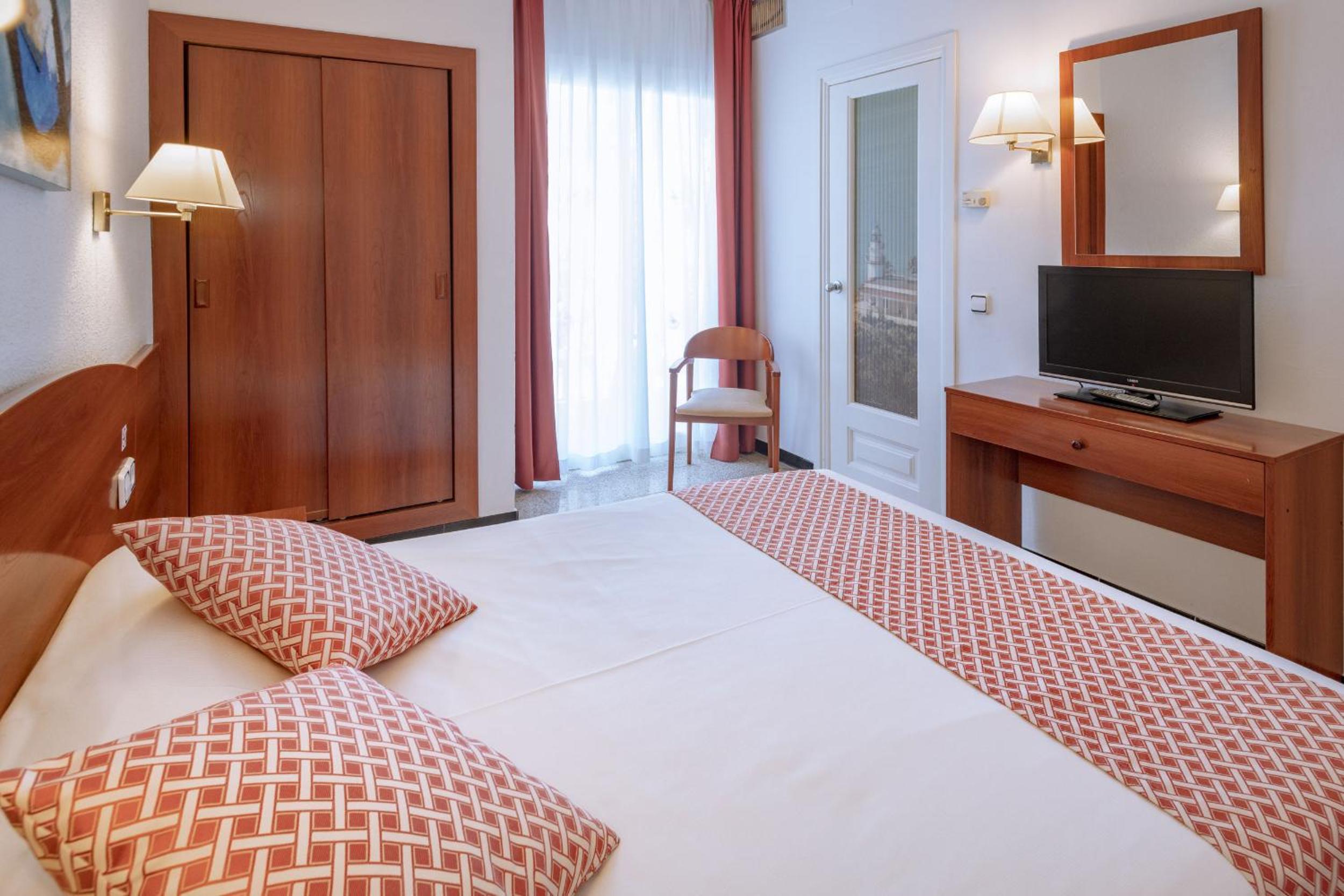 Double or Twin Room with Balcony and Pool View - Photo 18