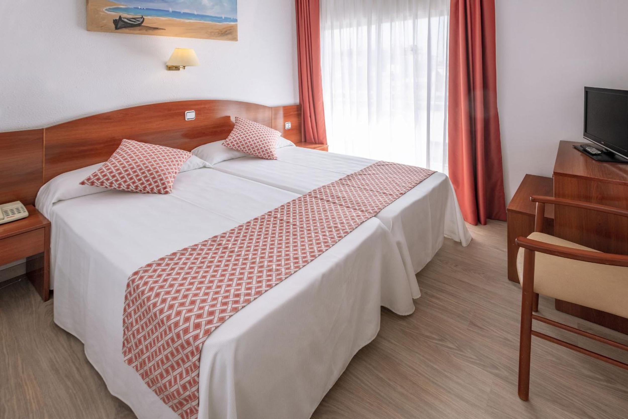 Double or Twin Room with Balcony - Photo 13