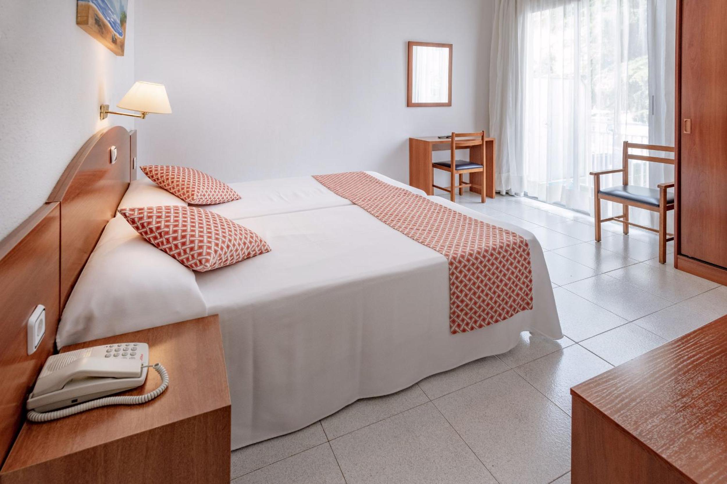 Double or Twin Room with Balcony - Photo 11