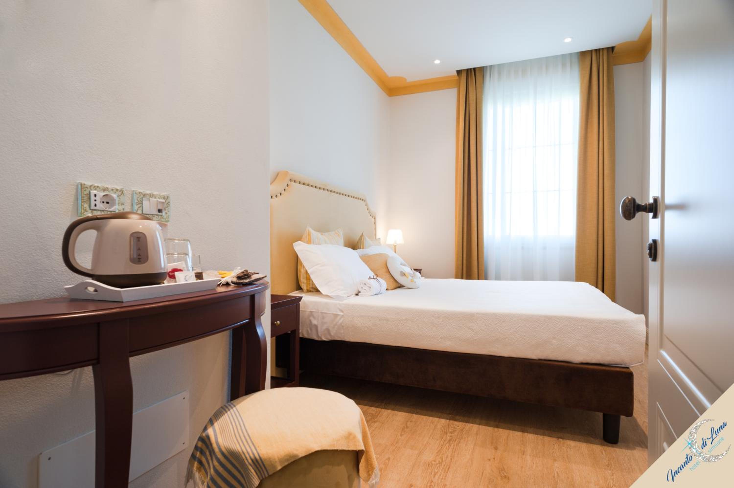 Standard Double or Twin Room - Photo 8