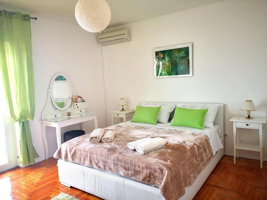 Double Room with Balcony and Shared Kitchen