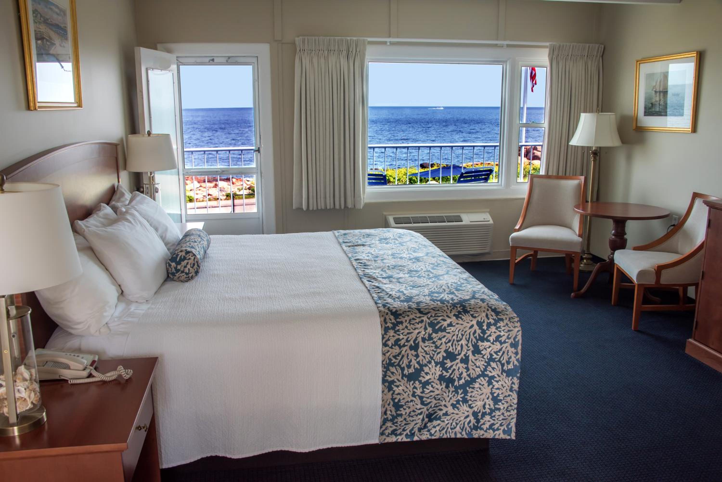 Deluxe King Room with Balcony and Ocean View photo 1