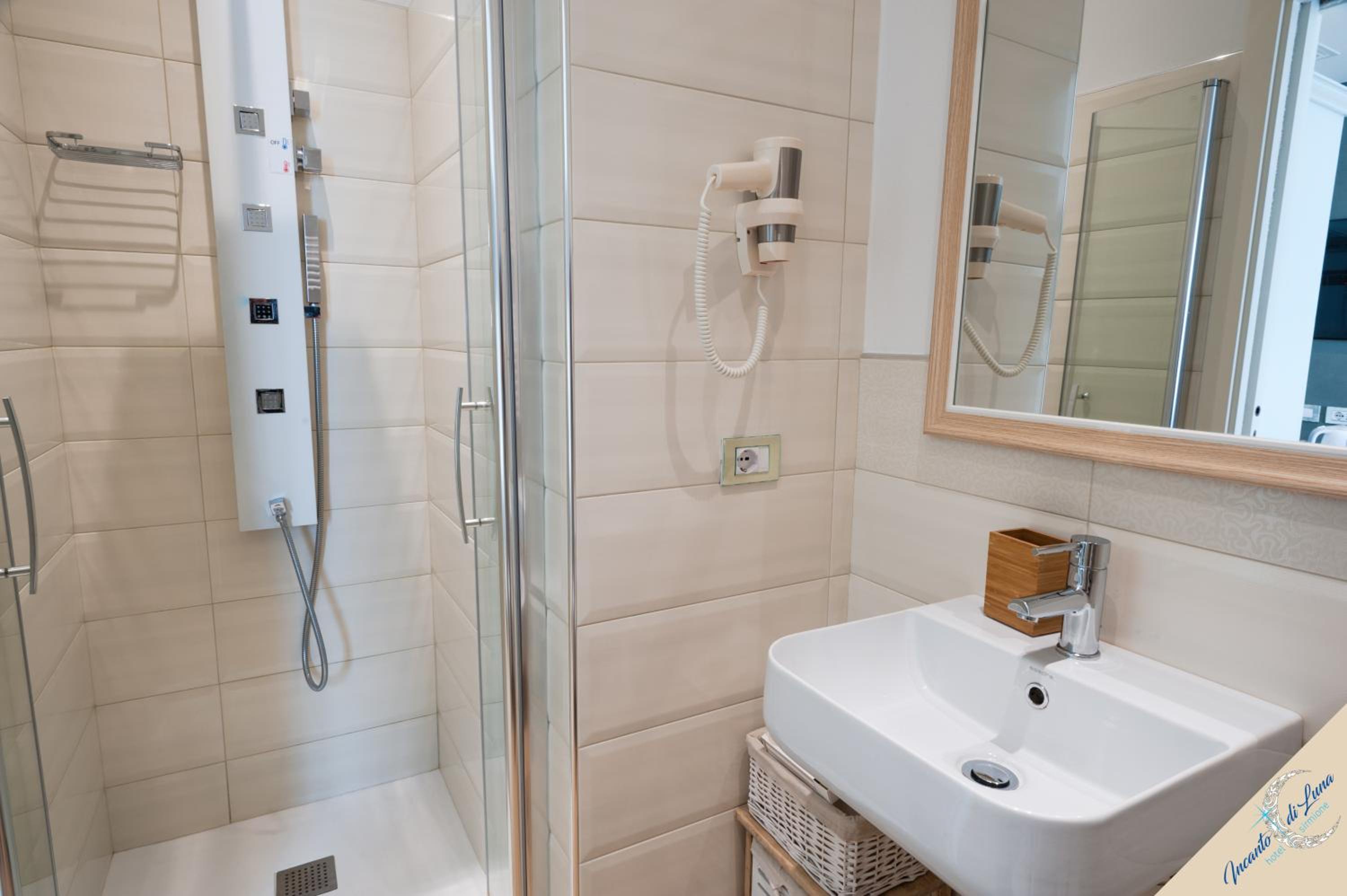 Standard Double or Twin Room - Photo 4
