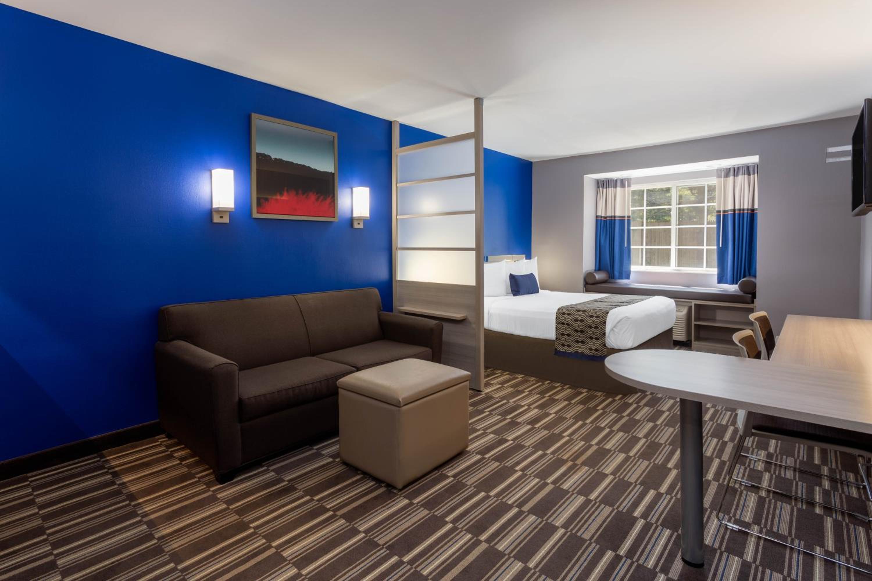1 Queen Bed, Mobility Accessible Studio Suite, Bathtub w/ Grab Bars, Non-Smoking - Photo 5
