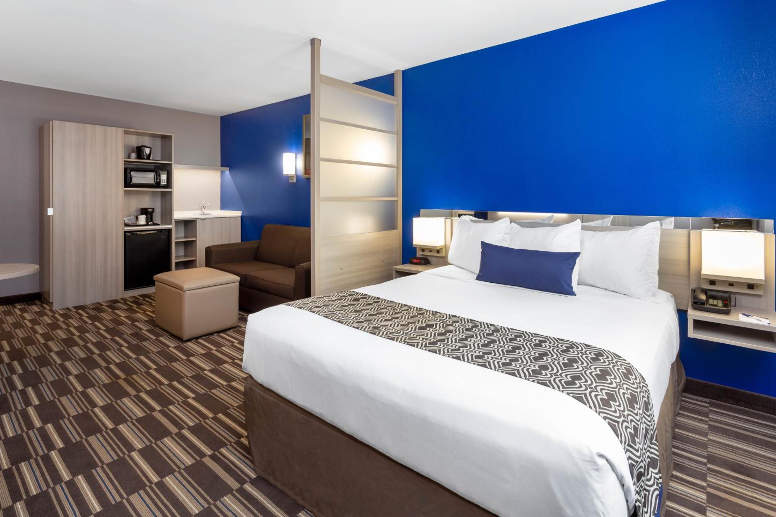 1 Queen Bed, Mobility Accessible Studio Suite, Bathtub w/ Grab Bars, Non-Smoking - Photo 1