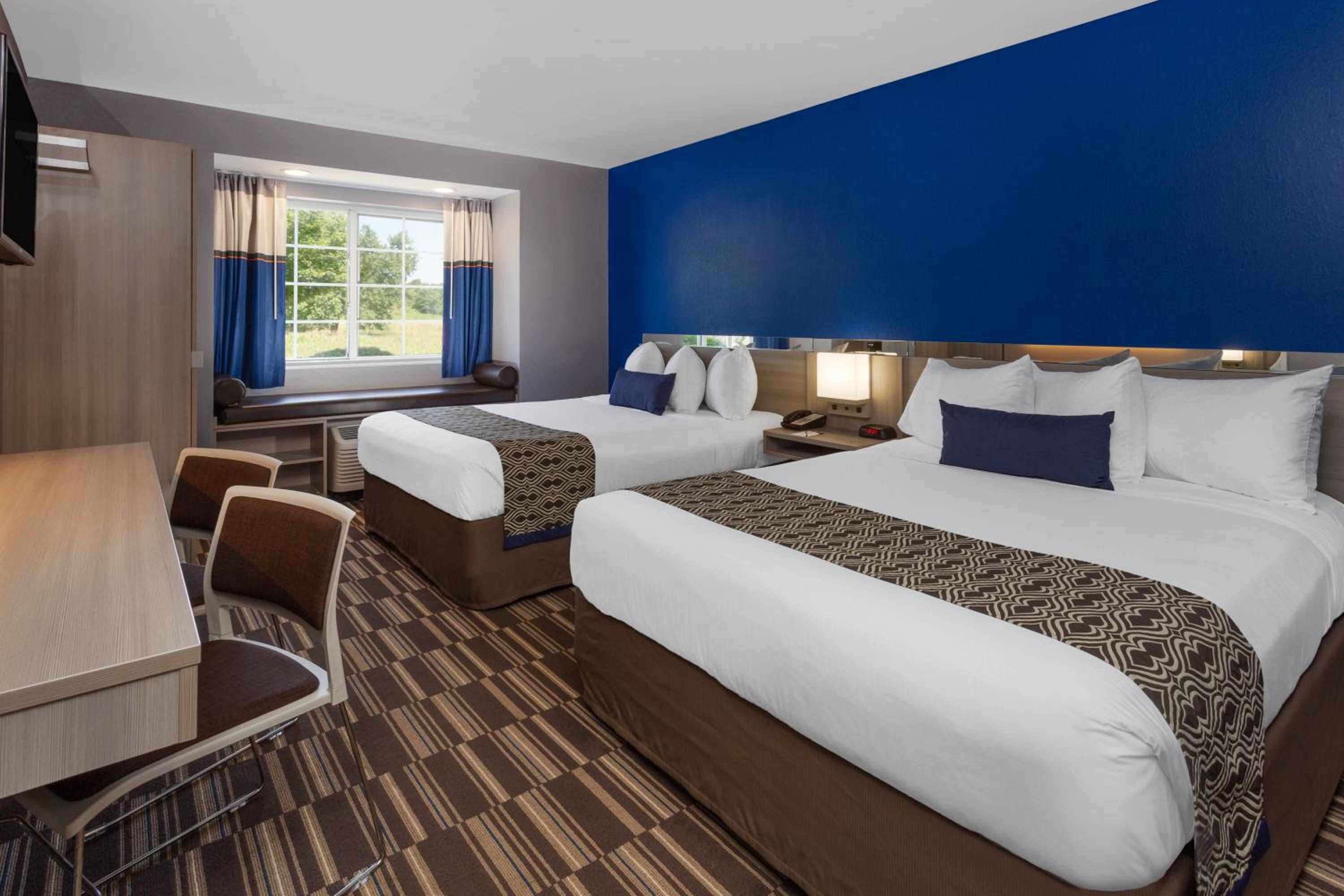 Queen Room with Two Queen Beds - Non-Smoking - Photo 2