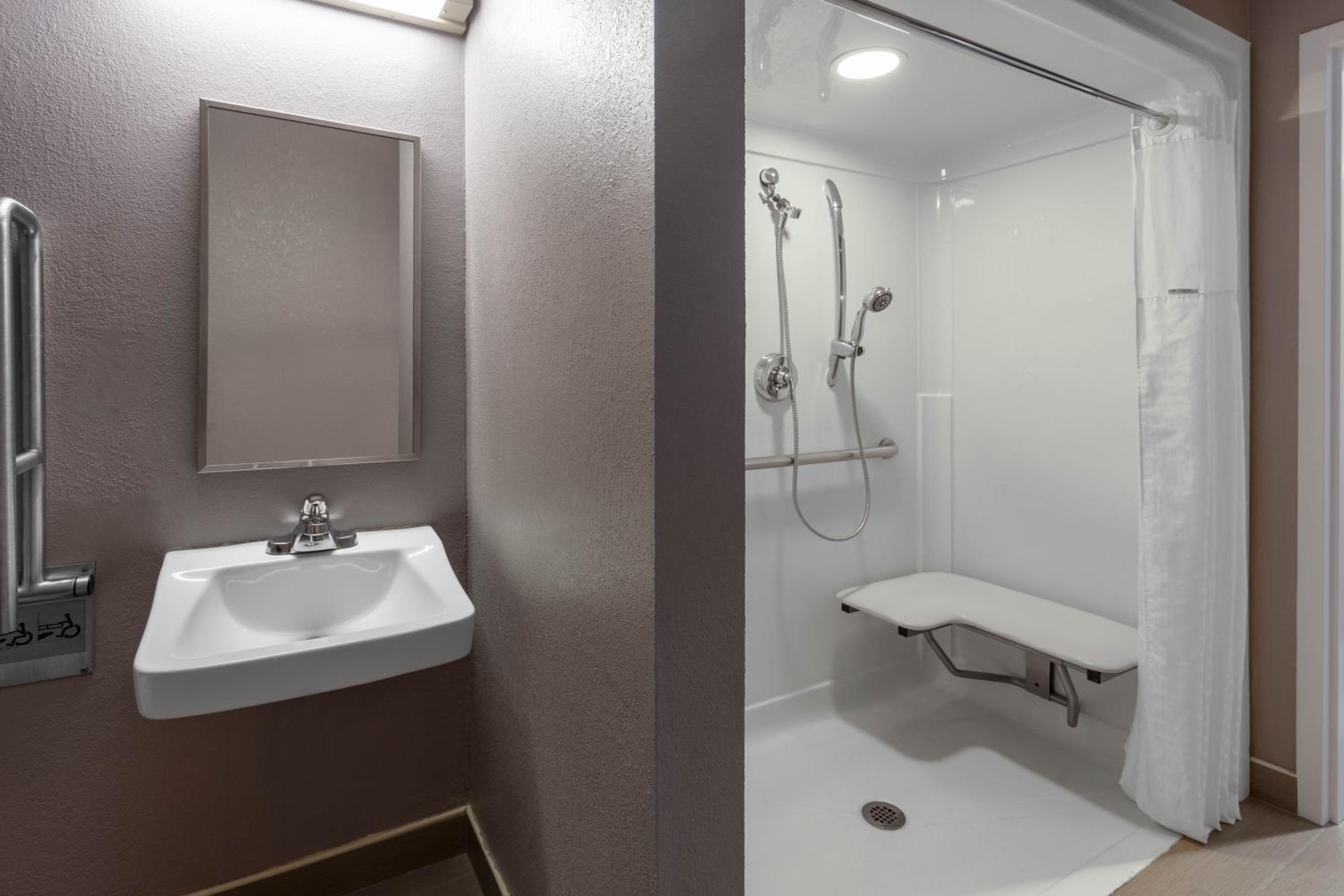 Queen Room with Two Queen Beds and Roll-In Shower - Mobility Accessible/Non-Smoking - Photo 4