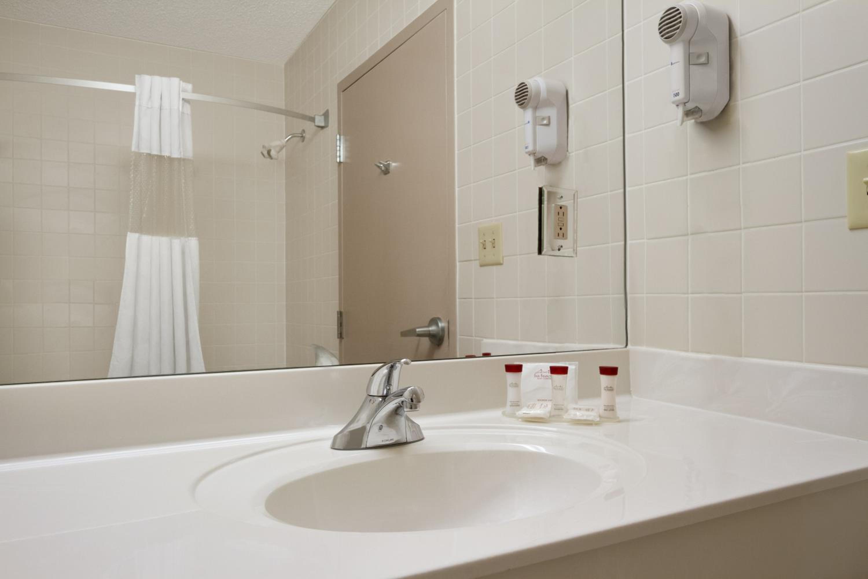 King Room - Non-Smoking - Photo 2