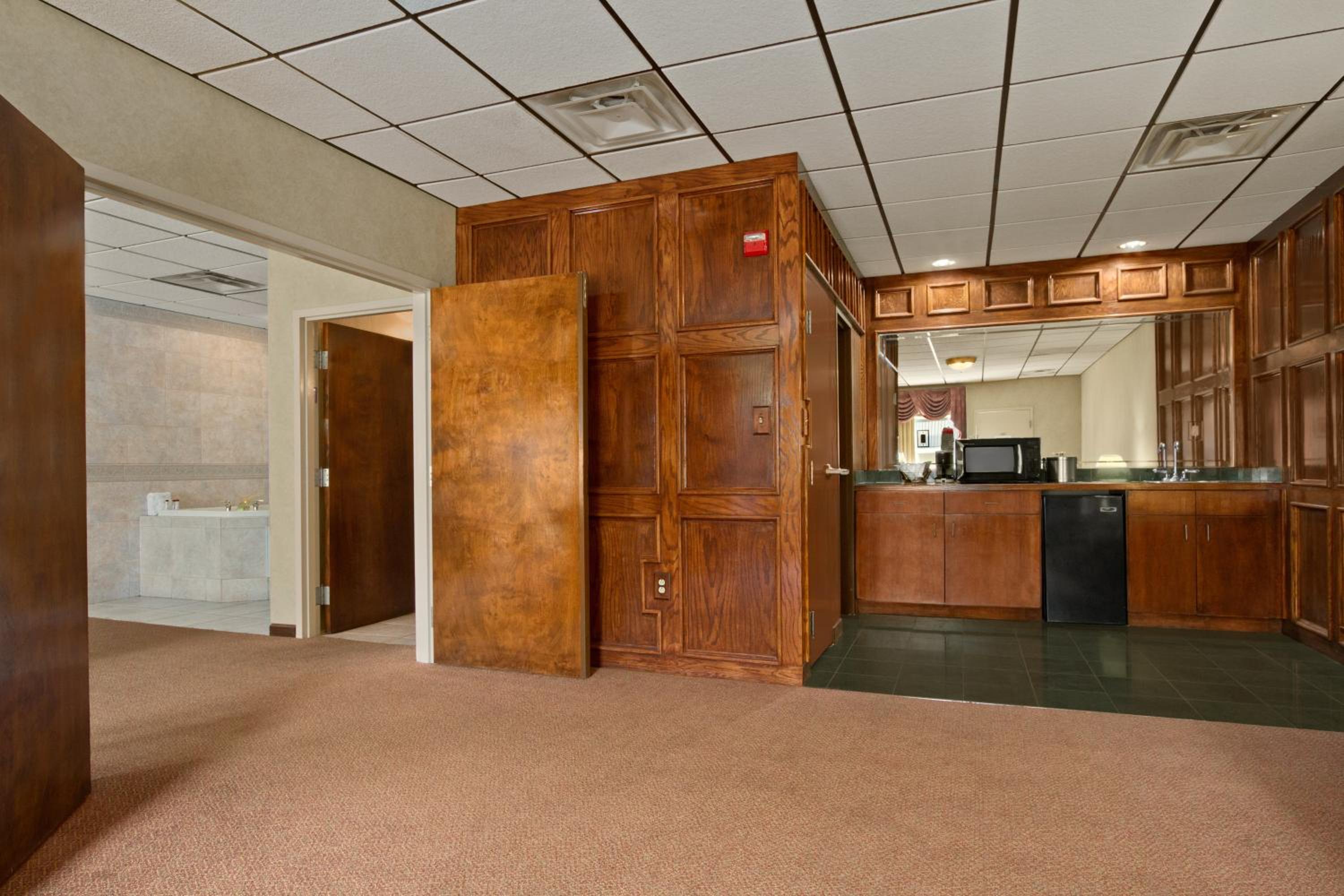 One-Bedroom Suite with King Bed, First Floor, Non-Smoking - Photo 5