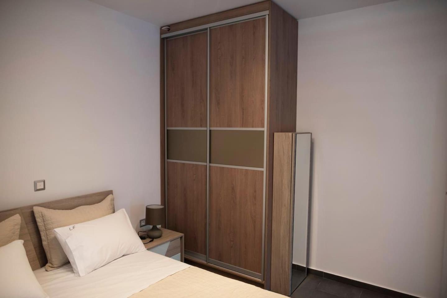 Deluxe King Suite - Photo 15