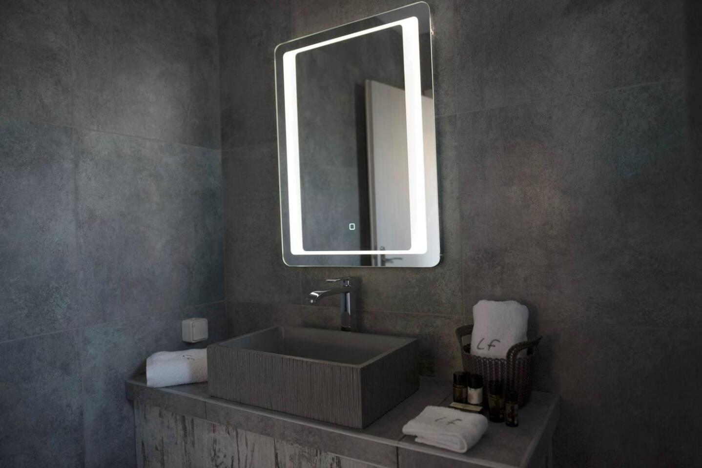Deluxe King Suite - Photo 12
