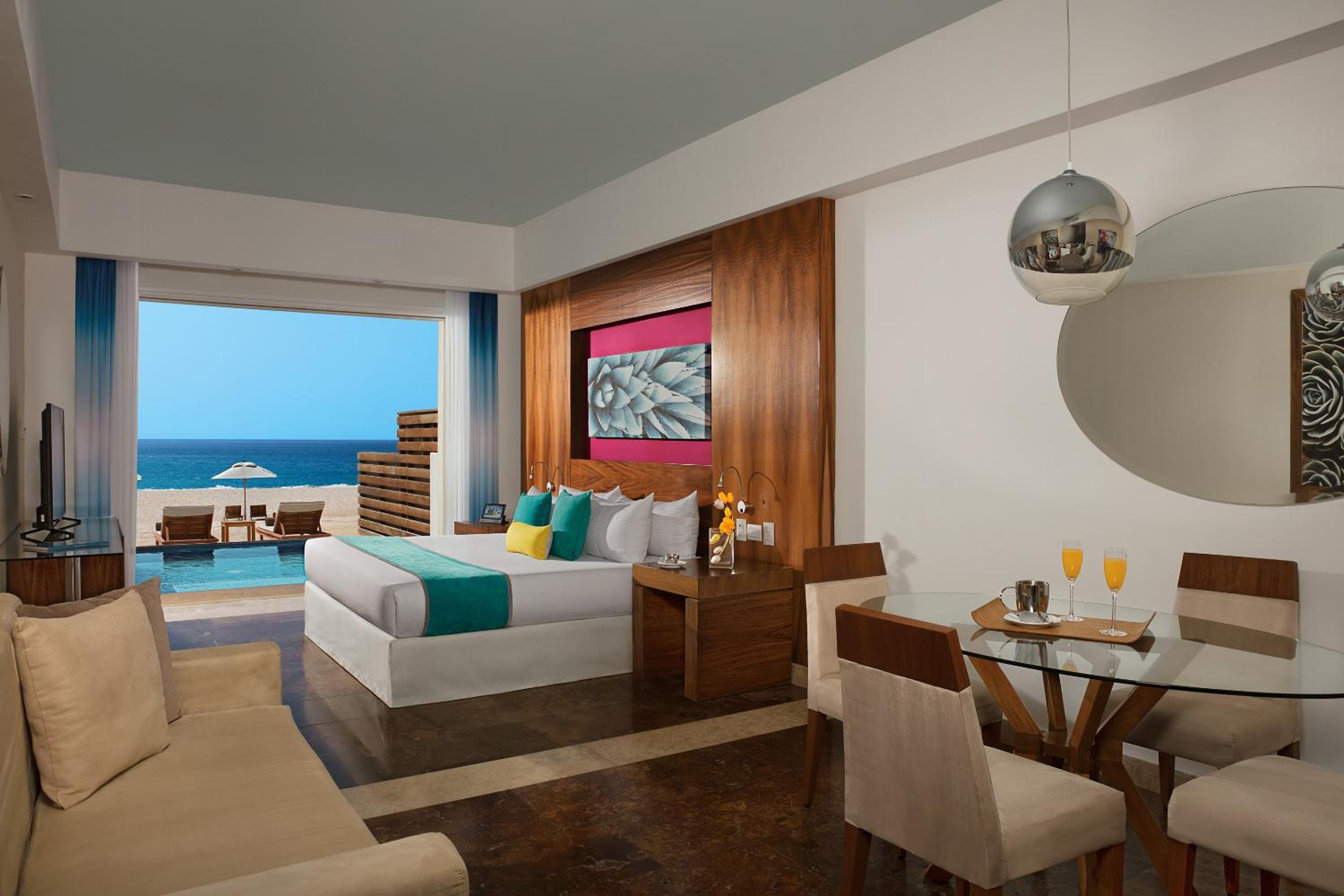 Altitude Junior Suite Swim Out Ocean Front King photo 3
