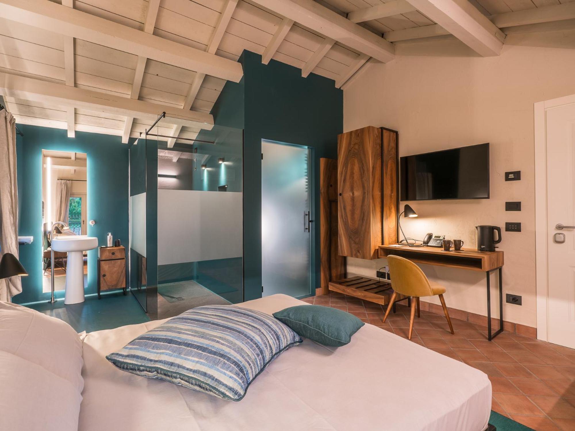 Deluxe Double or Twin Room with City View - Photo 2