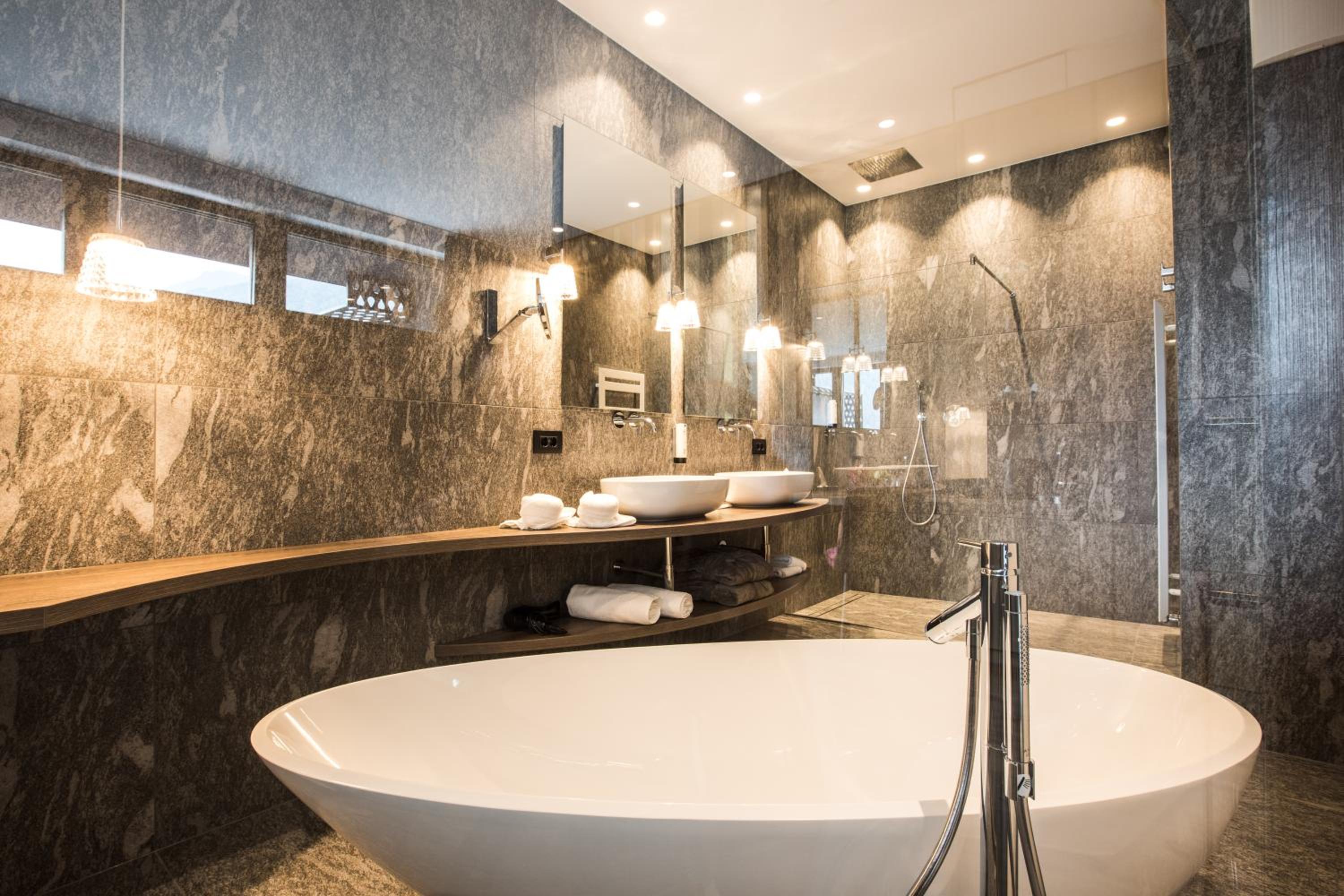 Deluxe Suite with Spa Bath photo 3