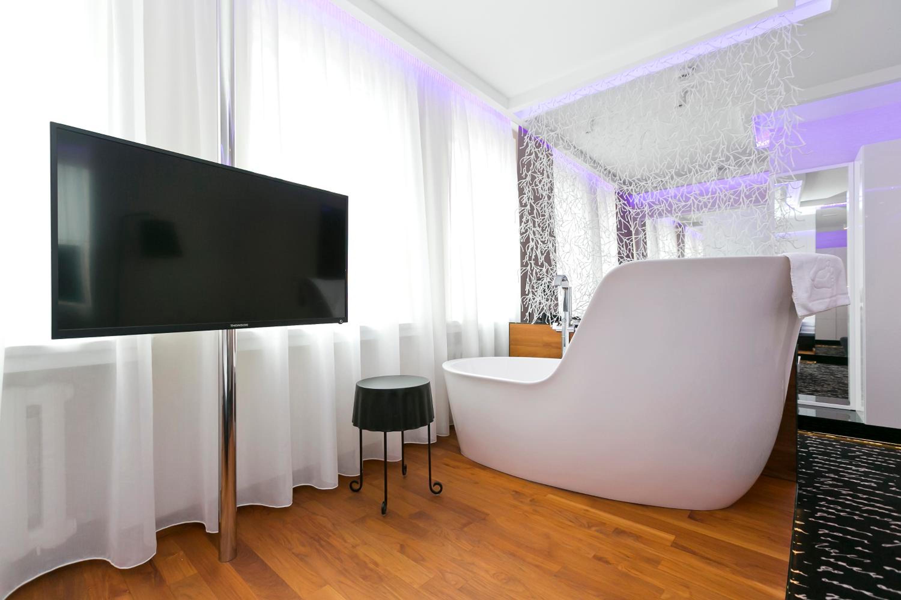 Deluxe Double Room with Bath - Photo 3