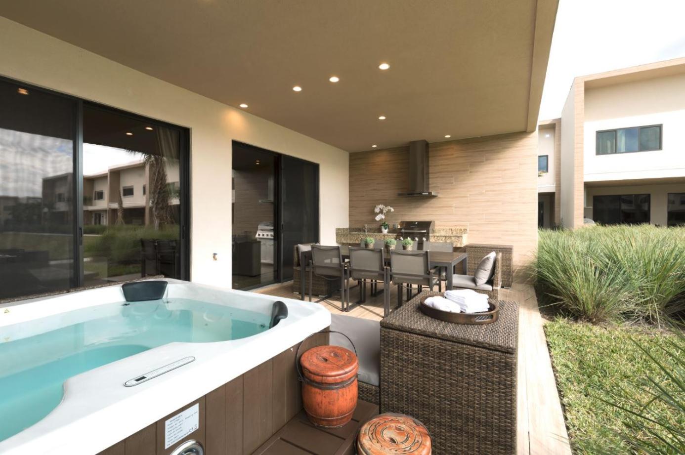 3 Bedroom Deluxe Villa With Bbq Grill And Hot Tub