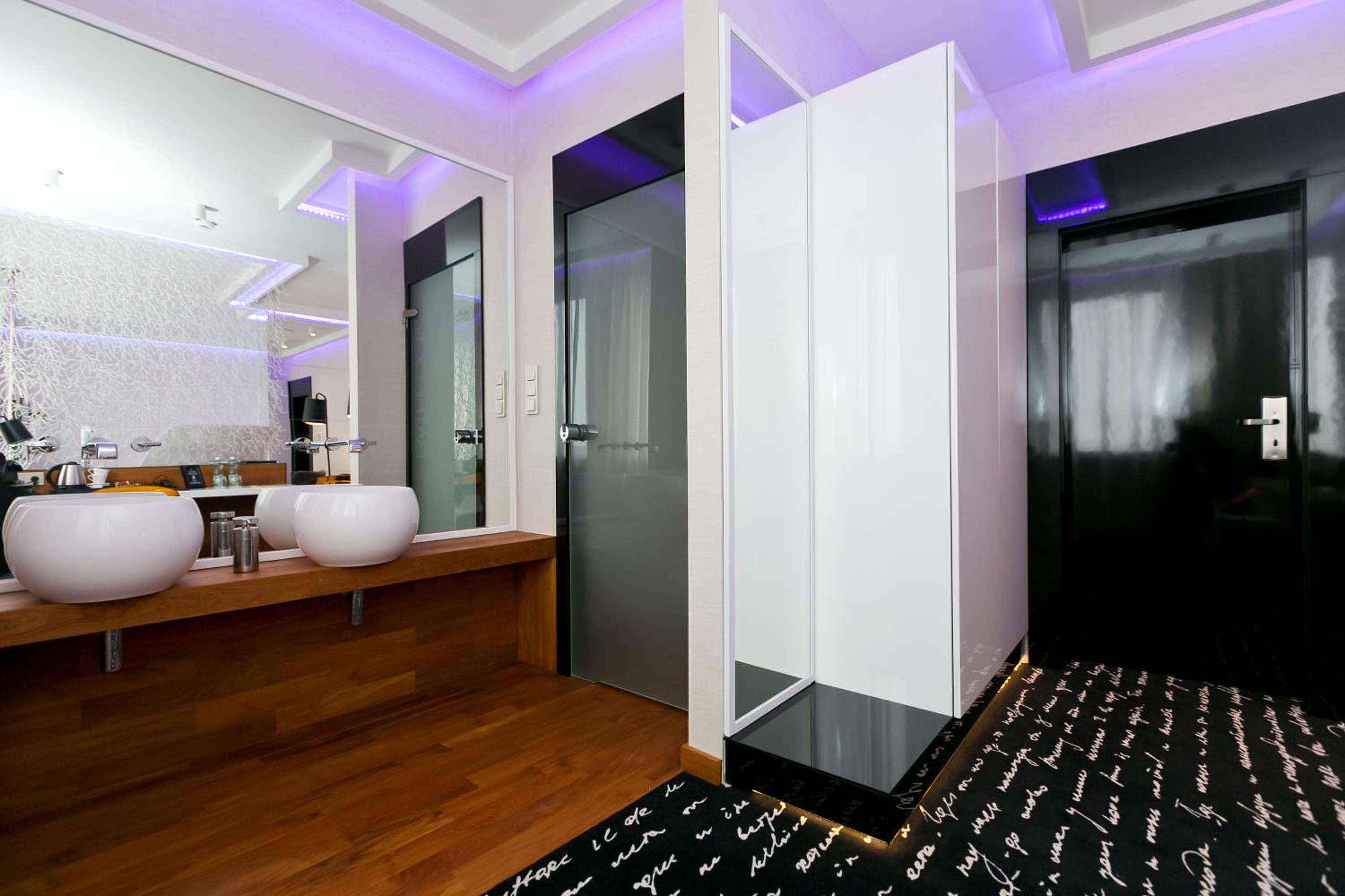 Deluxe Double Room with Bath - Photo 5