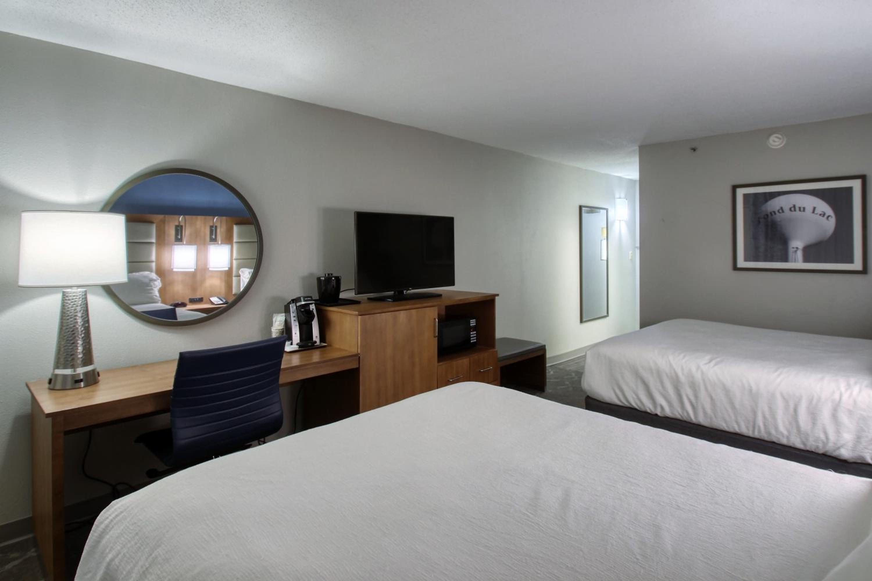 Queen Room with Two Queen Beds - Non-Smoking - Photo 5
