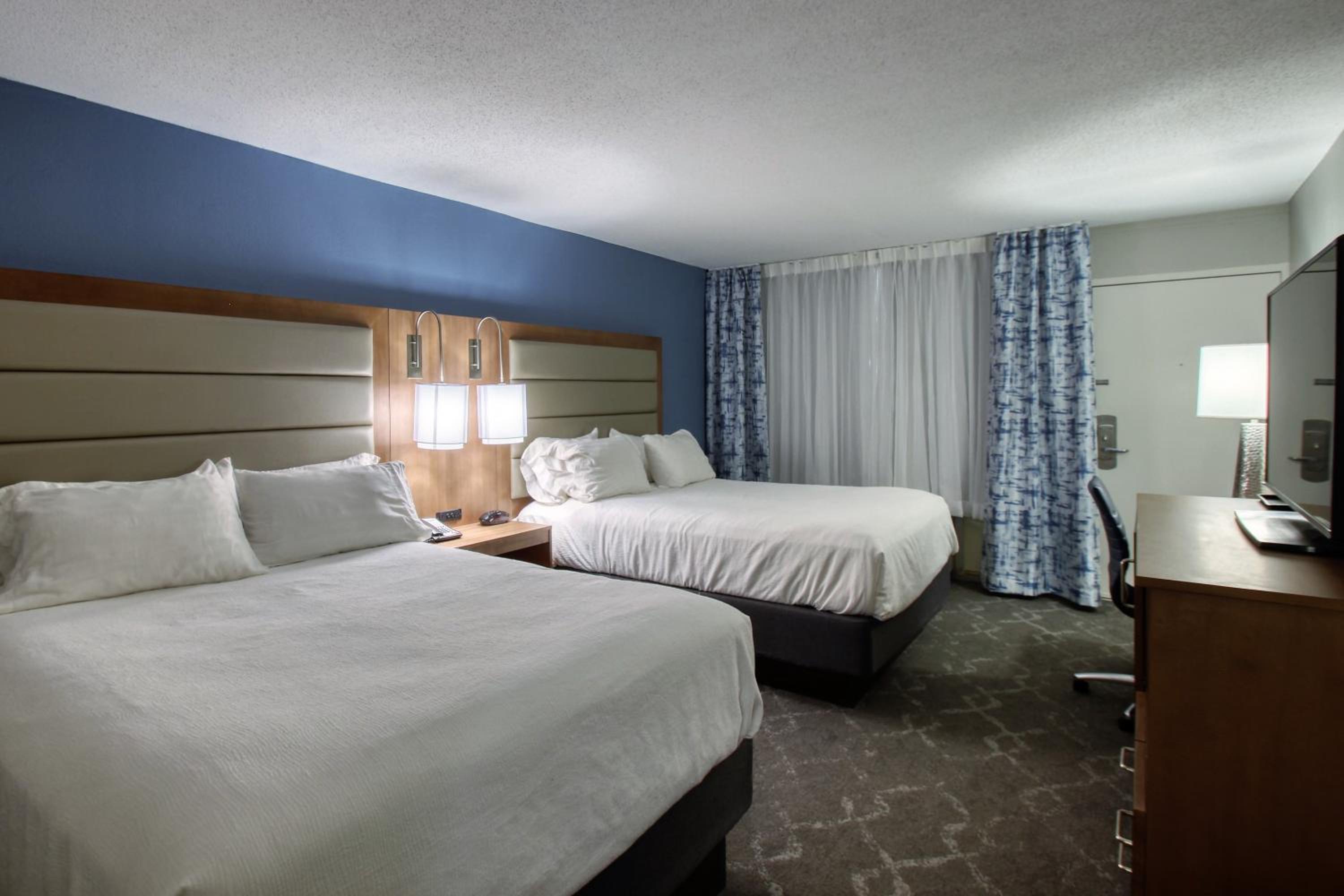 Queen Room with Two Queen Beds - Non-Smoking - Photo 8