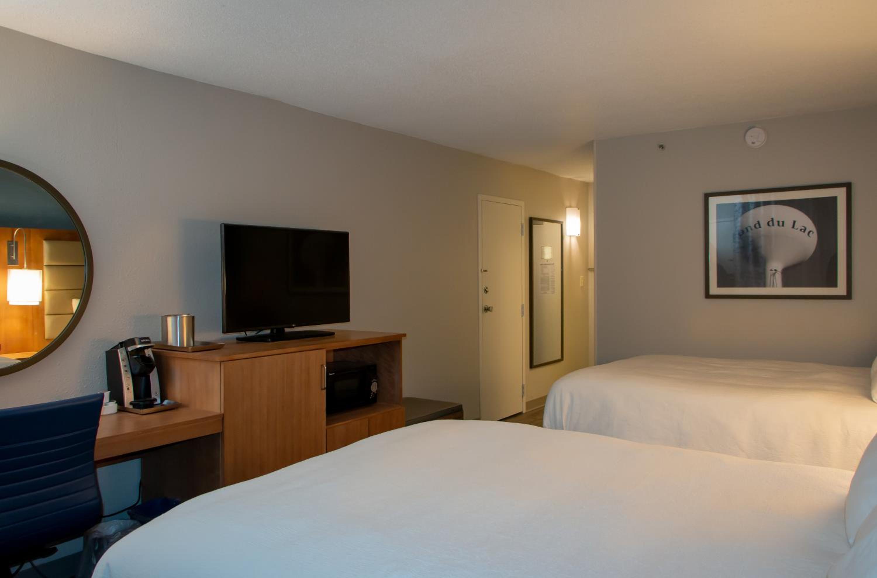 Queen Room with Two Queen Beds - Non-Smoking - Photo 6