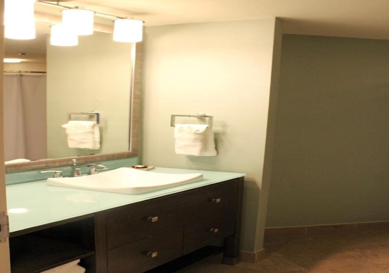 Signature Room - 1 King - Photo 9
