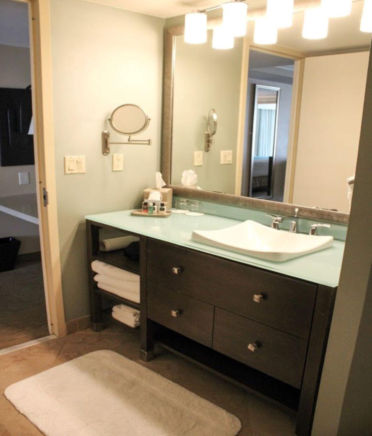 Signature Room - 1 King - Photo 8