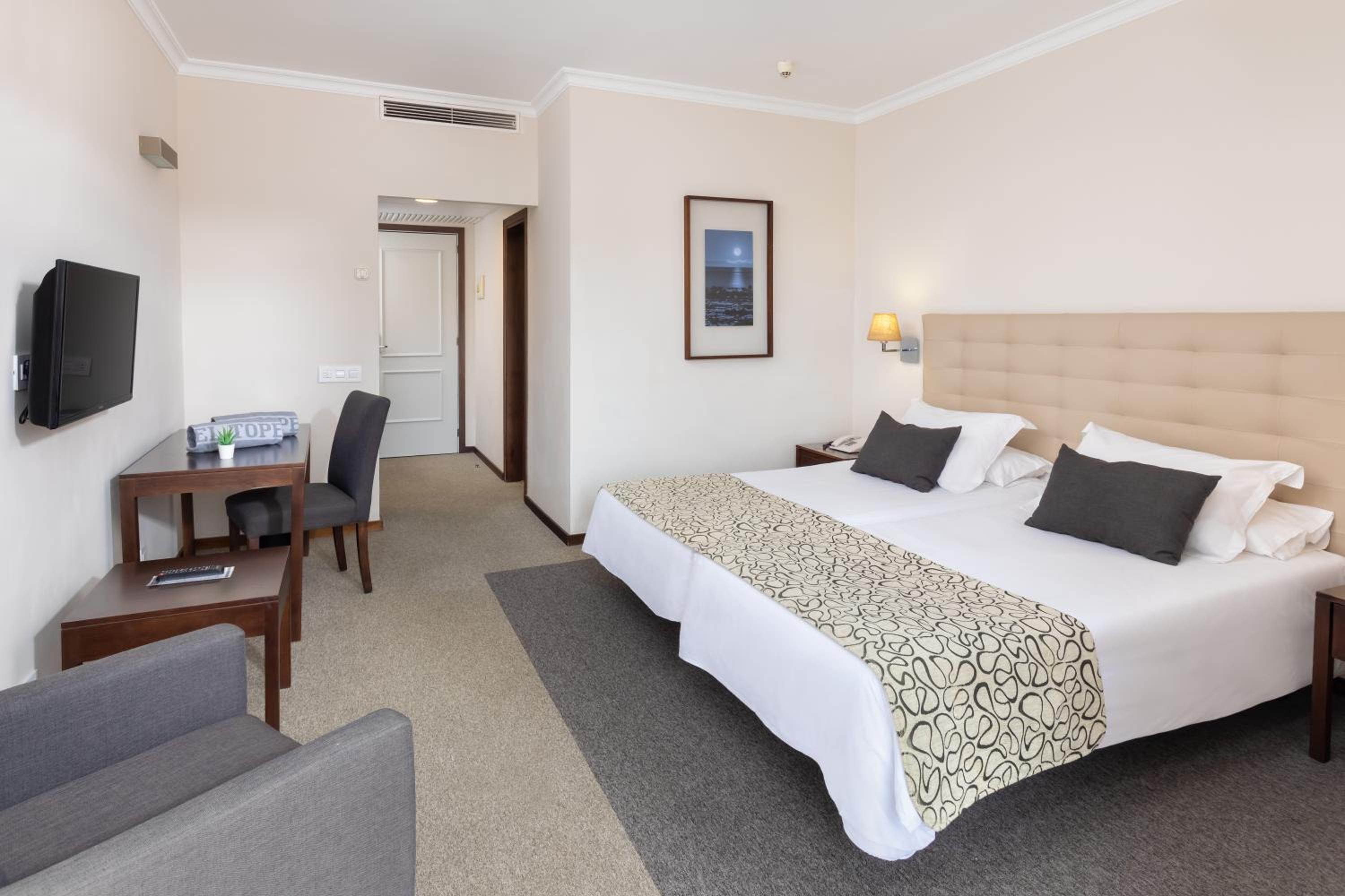 Twin Room with Sea View - Photo 3