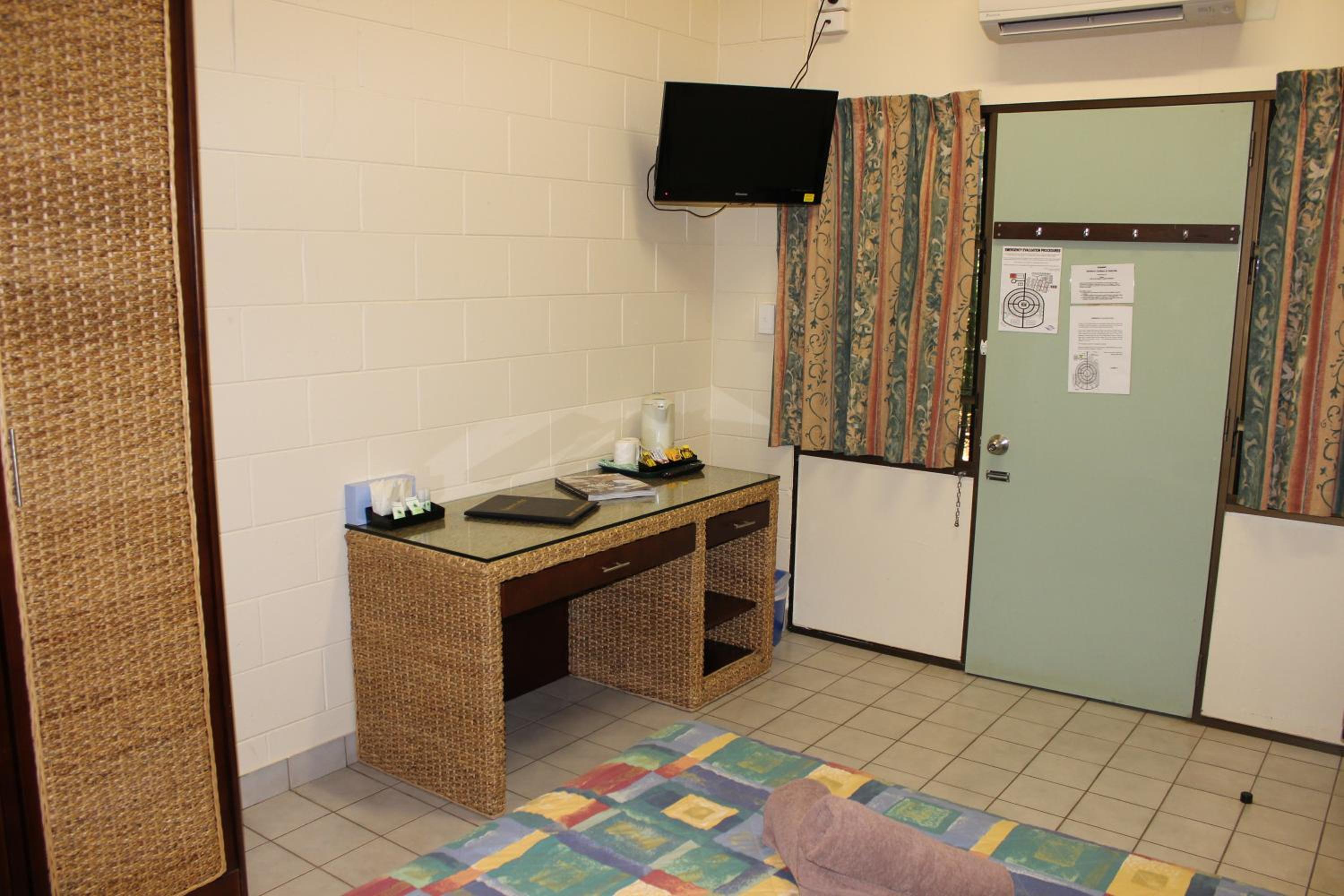 Lodge Room with Shared Bathroom photo 1