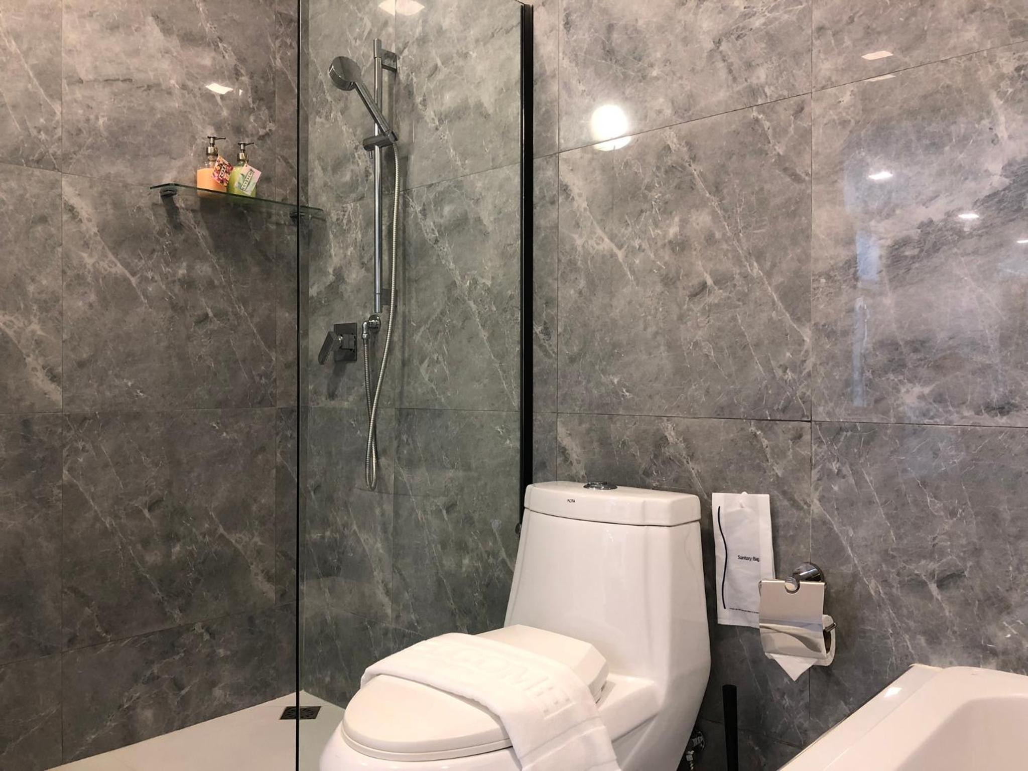Honeymoon Suite - Photo 2
