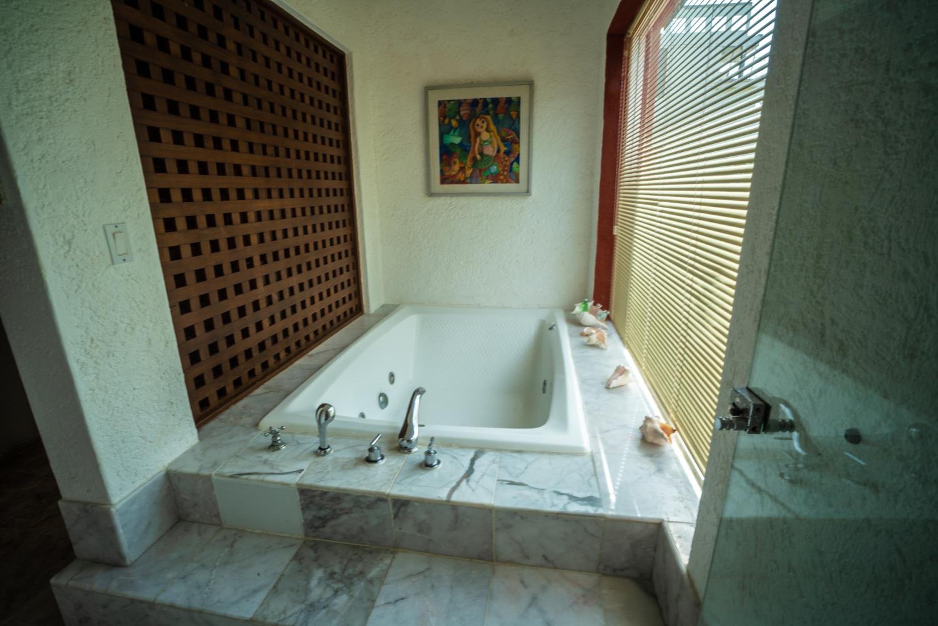Serenity Jacuzzi Suite photo 3