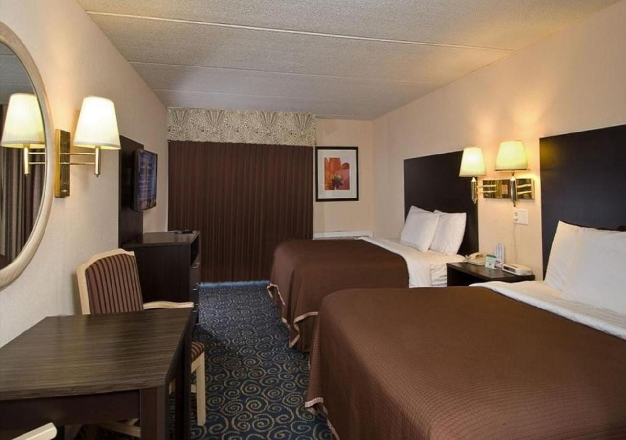 Deluxe Queen Room with Two Queen Beds photo 2