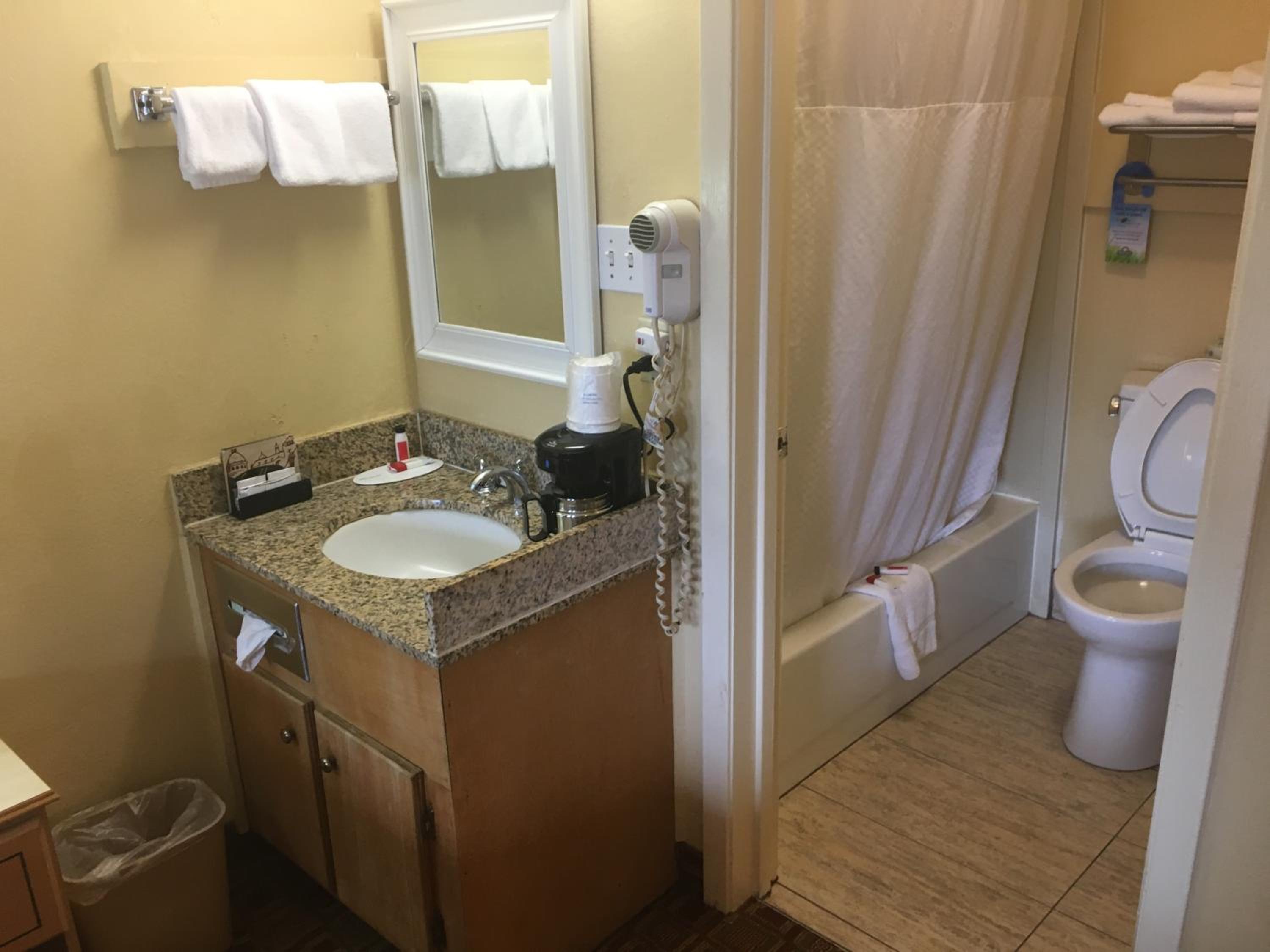 King Room with Jacuzzi - Non-Smoking - Photo 4