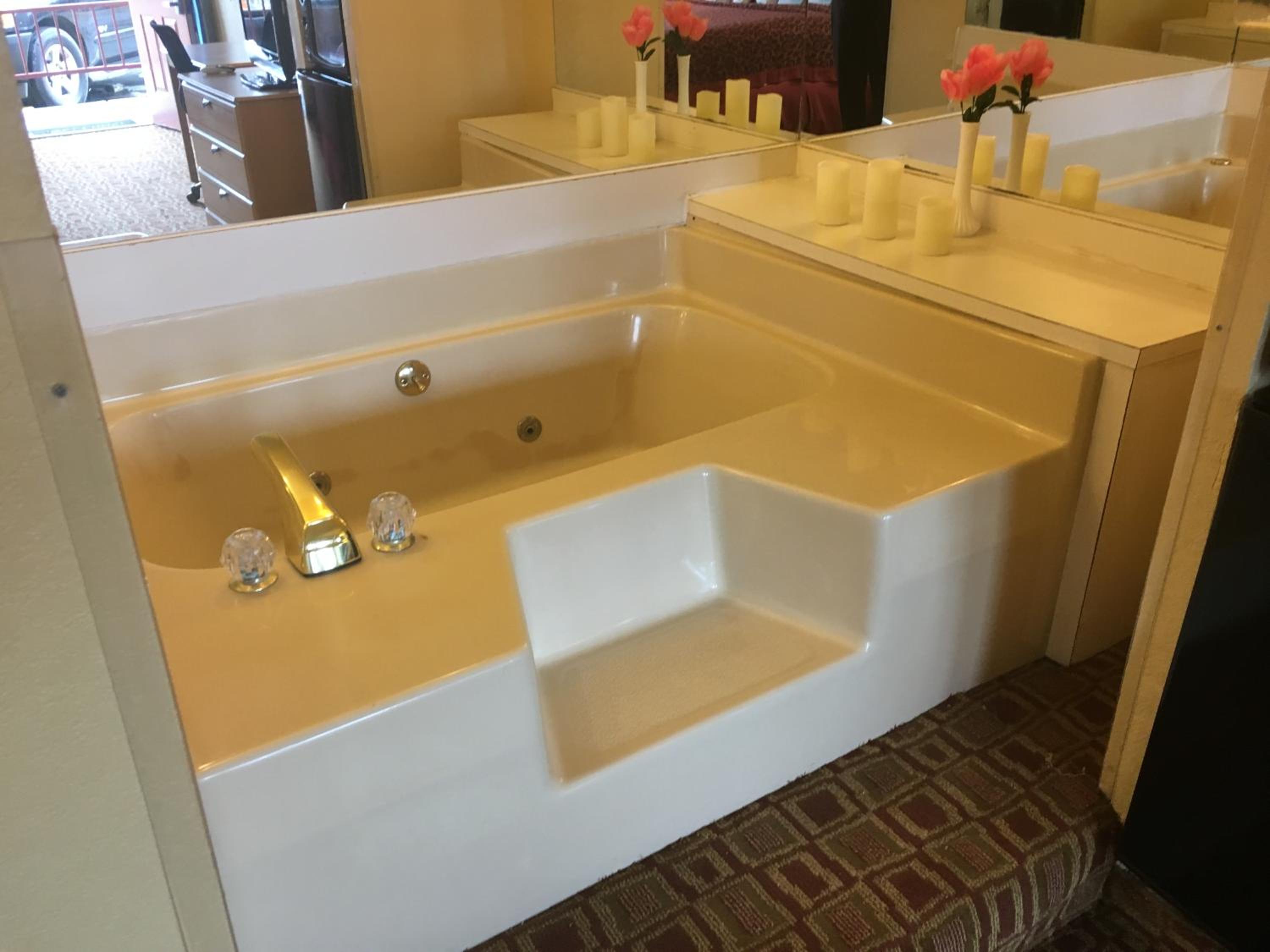 King Room with Jacuzzi - Non-Smoking - Photo 2