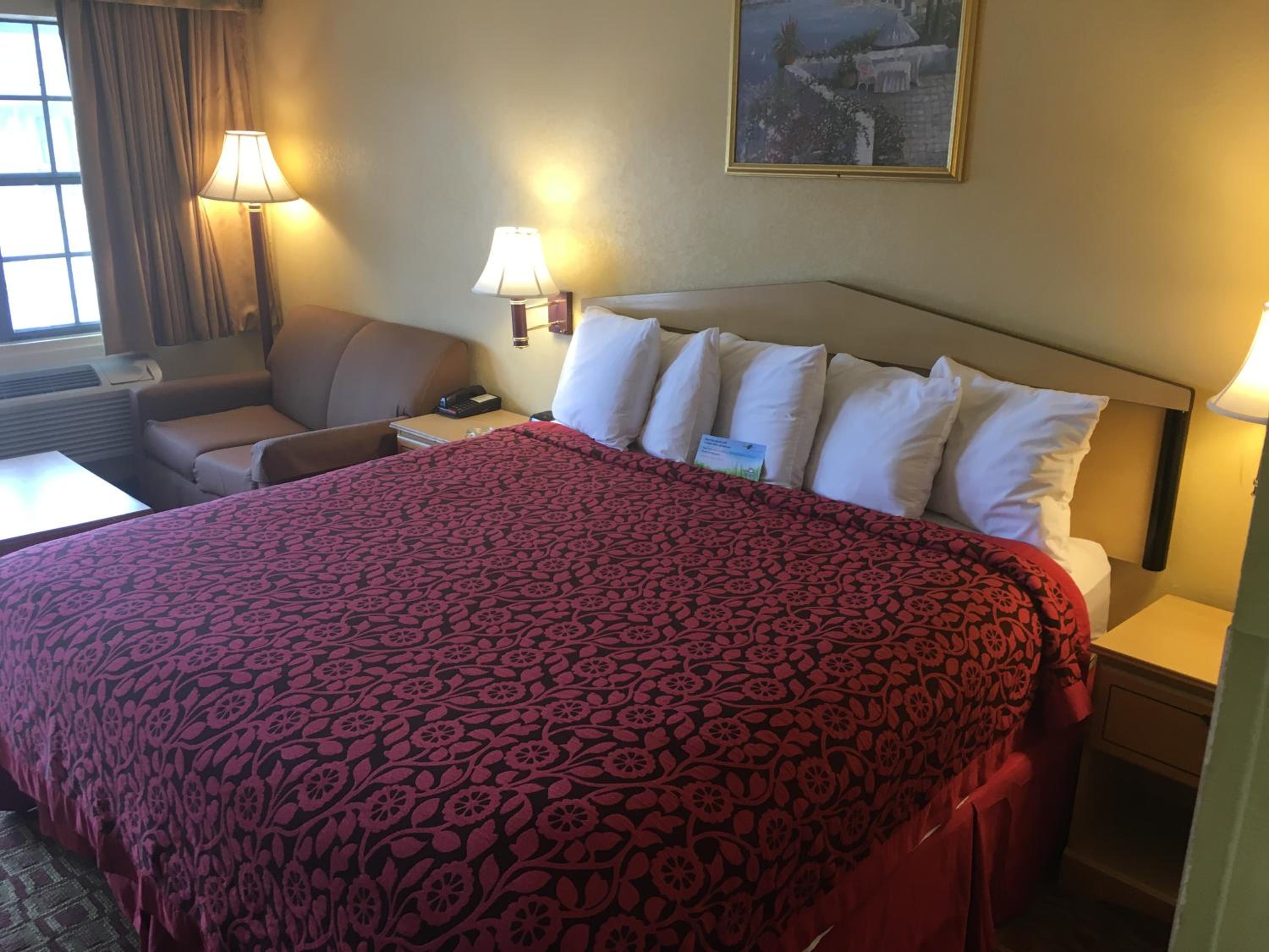 King Room - Non-Smoking - Photo 2