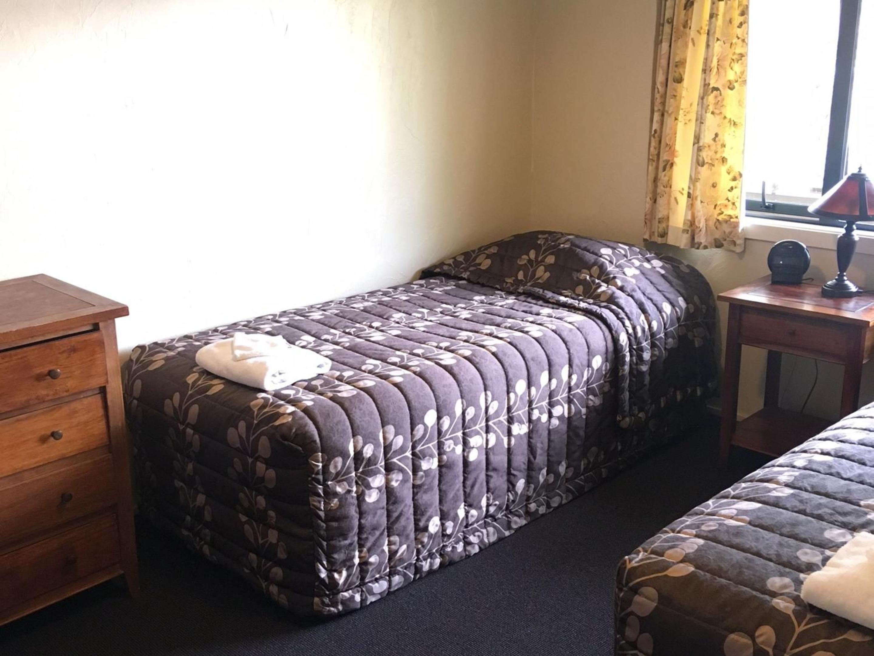 Two-Bedroom Refurbished Apartment - Photo 9