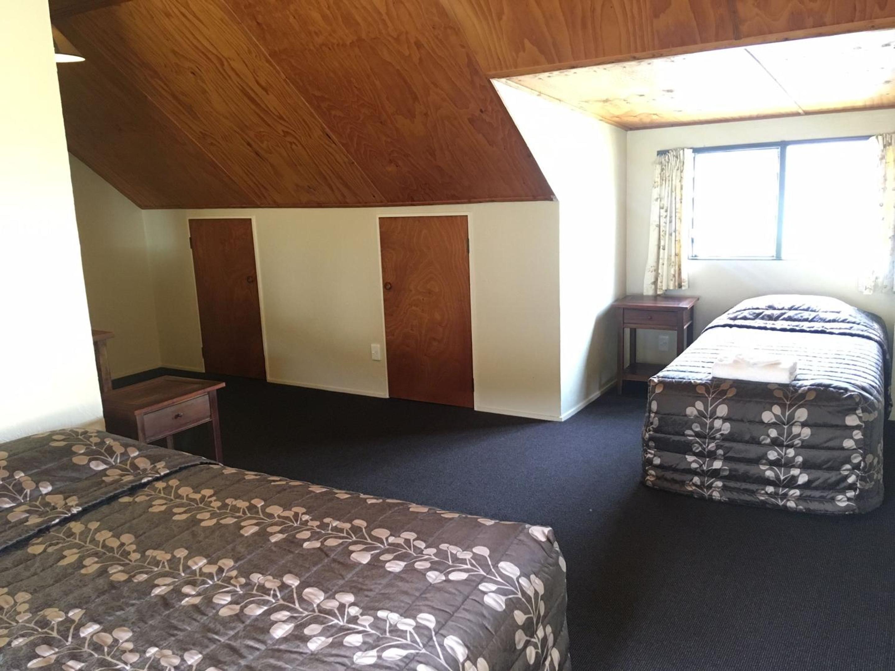 Two-Bedroom Refurbished Apartment - Photo 3