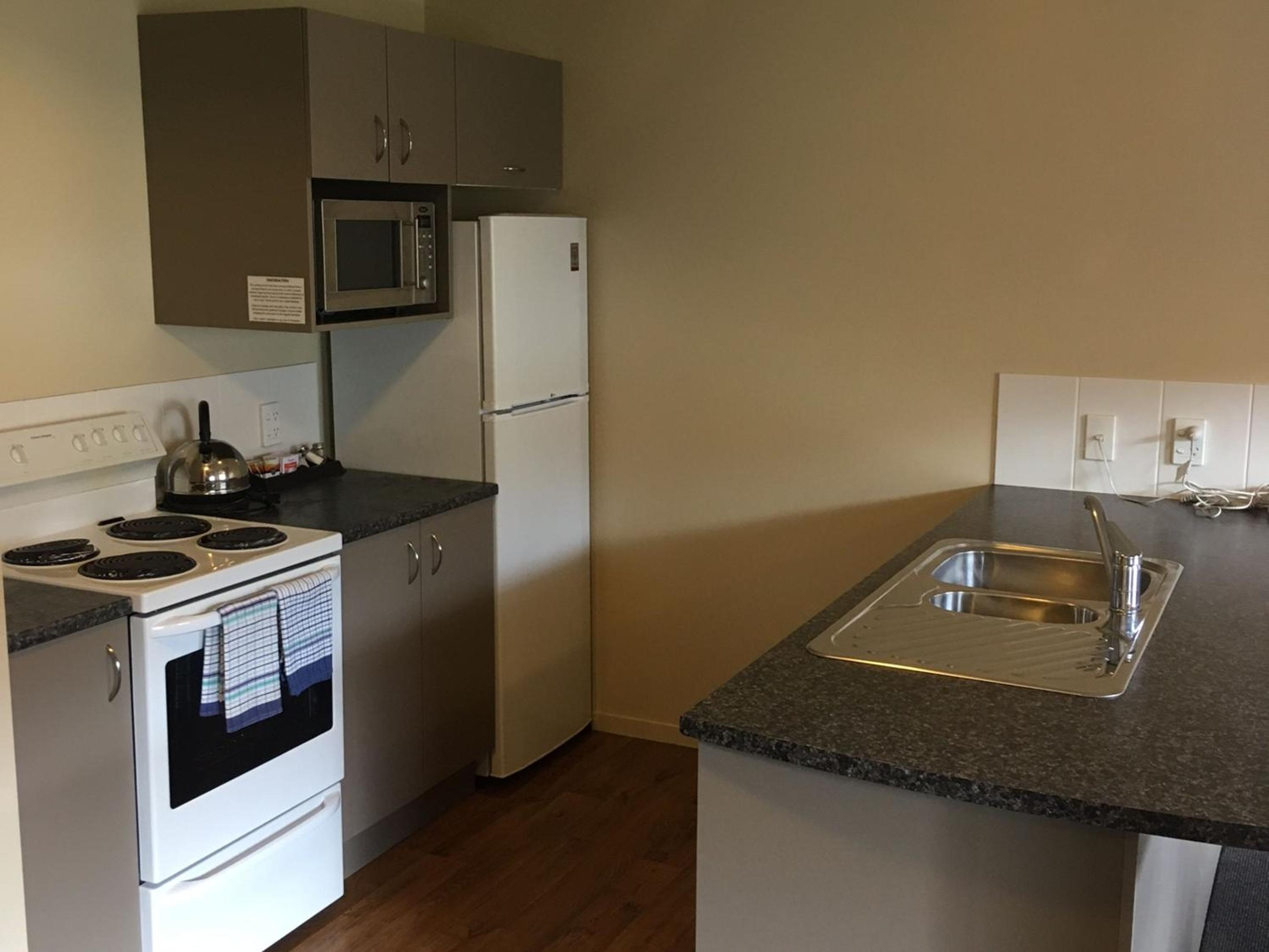 Two-Bedroom Refurbished Apartment - Photo 2