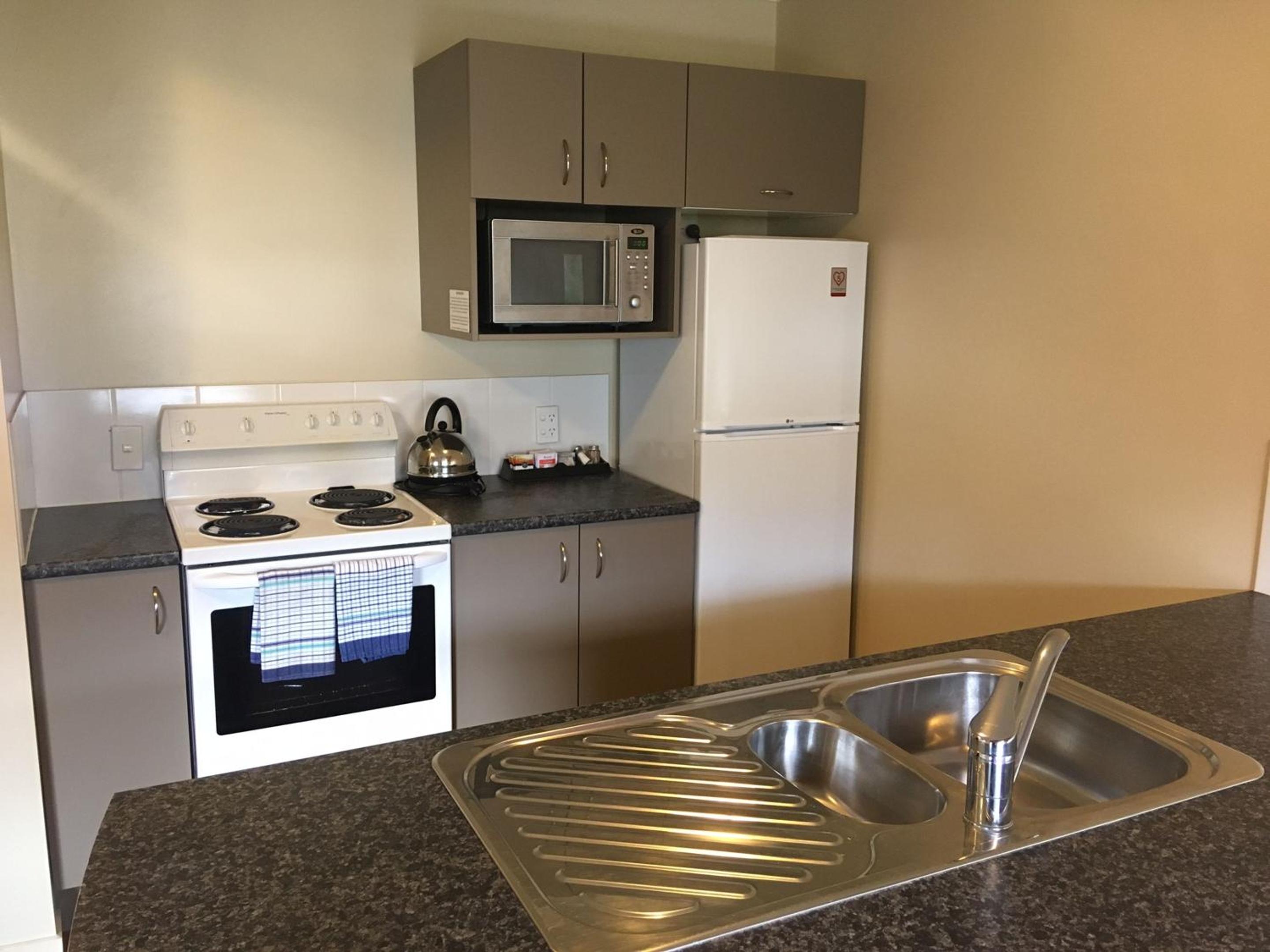 Two-Bedroom Refurbished Apartment - Photo 16