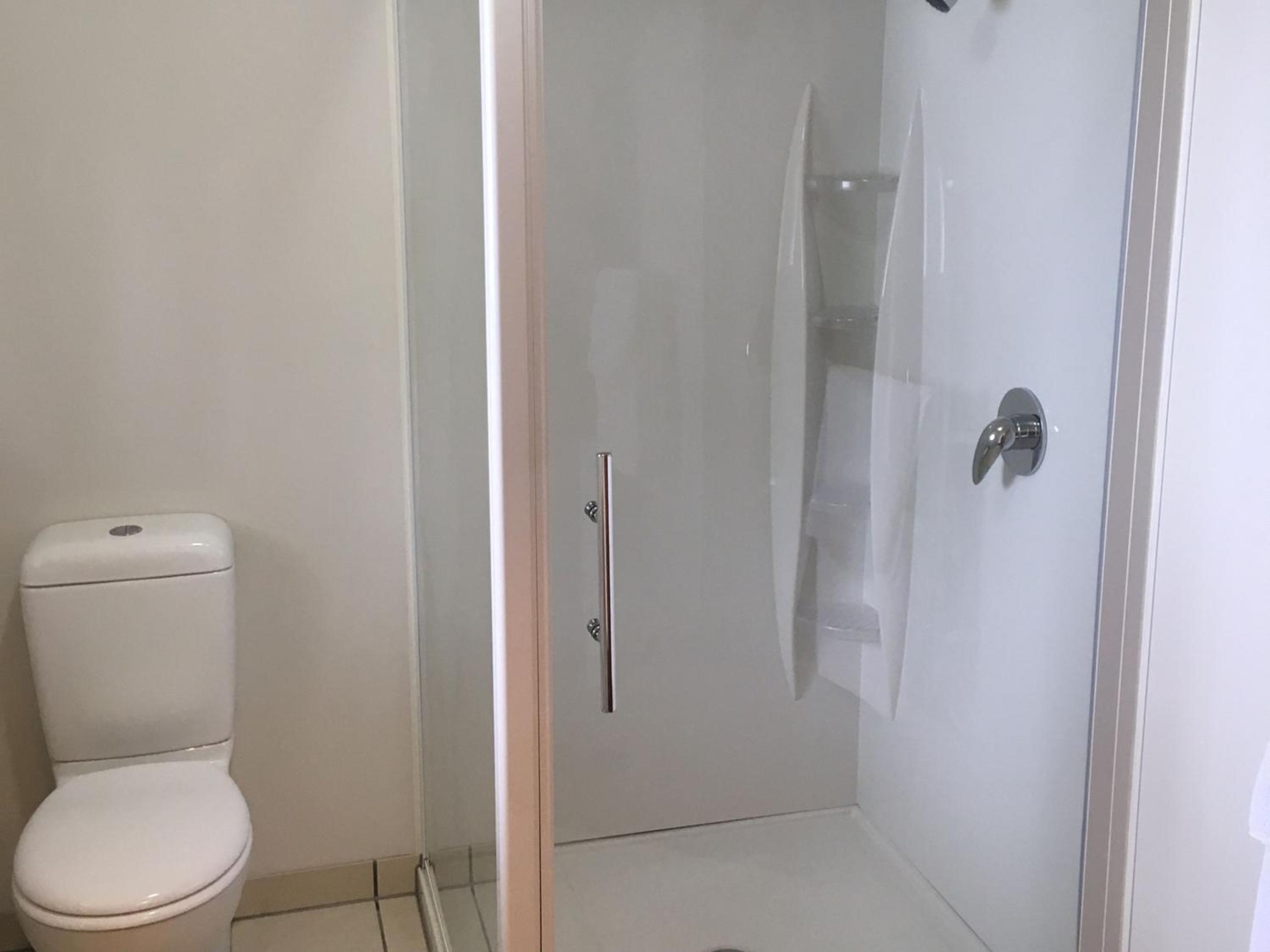 Two-Bedroom Refurbished Apartment - Photo 4