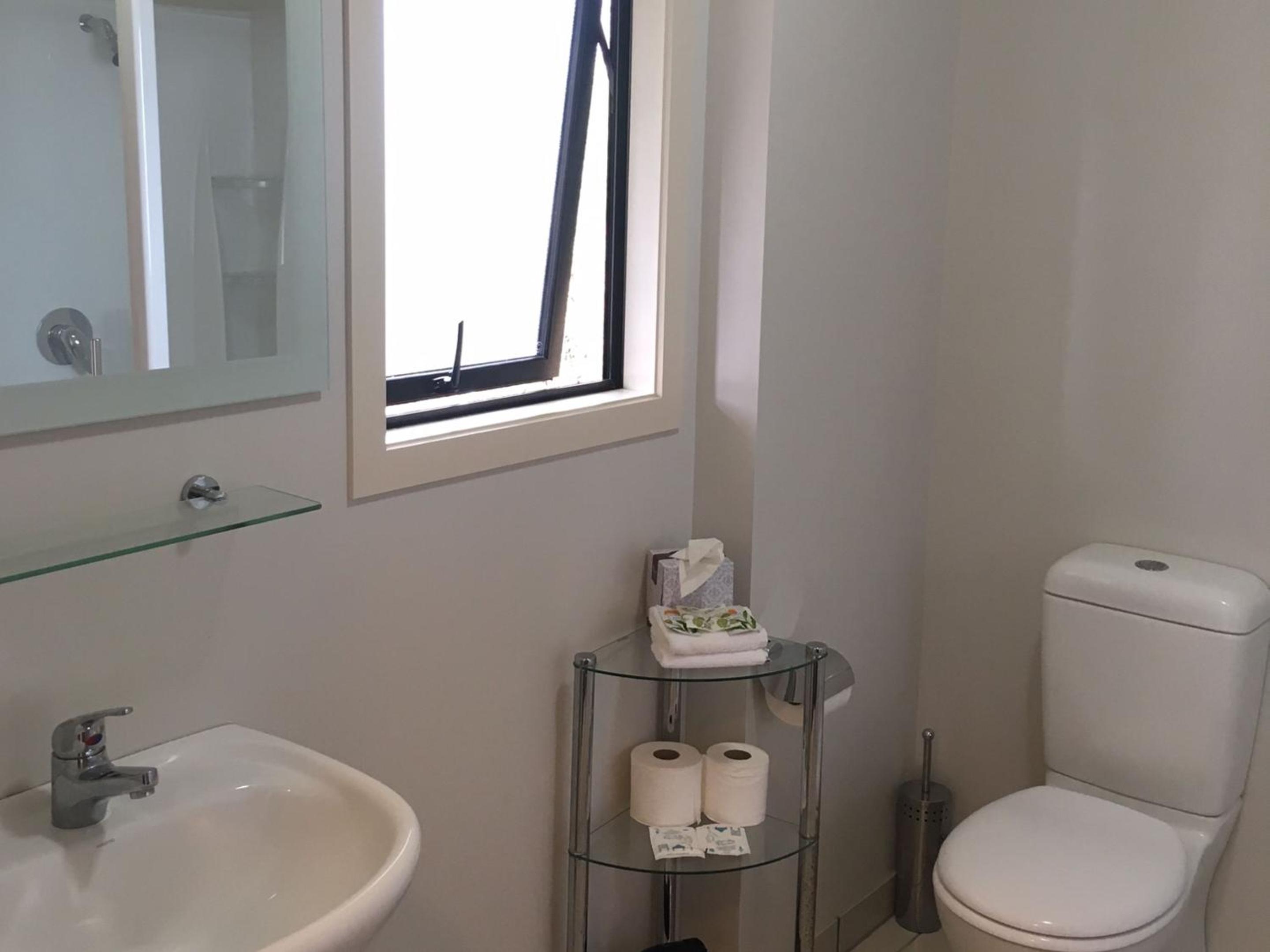 Two-Bedroom Refurbished Apartment - Photo 5