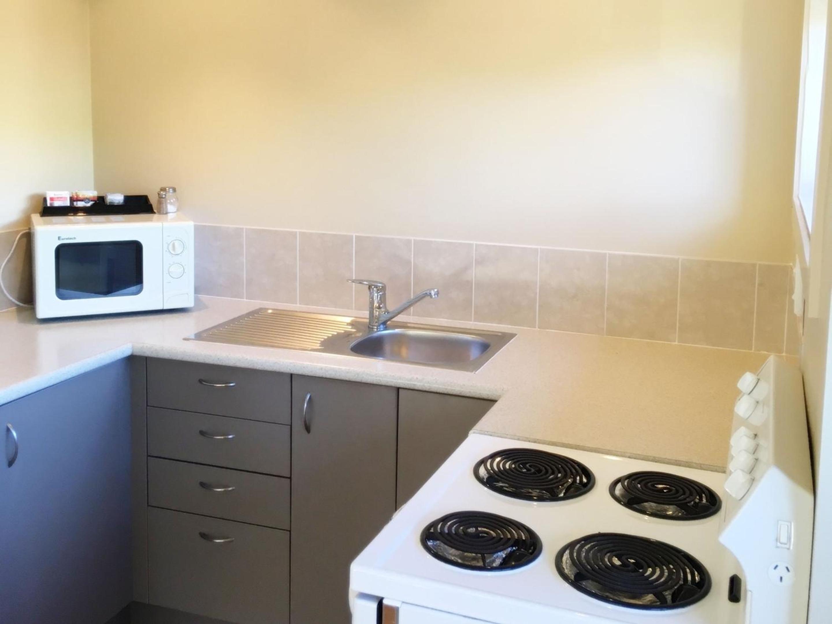 Two-Bedroom Refurbished Apartment - Photo 8