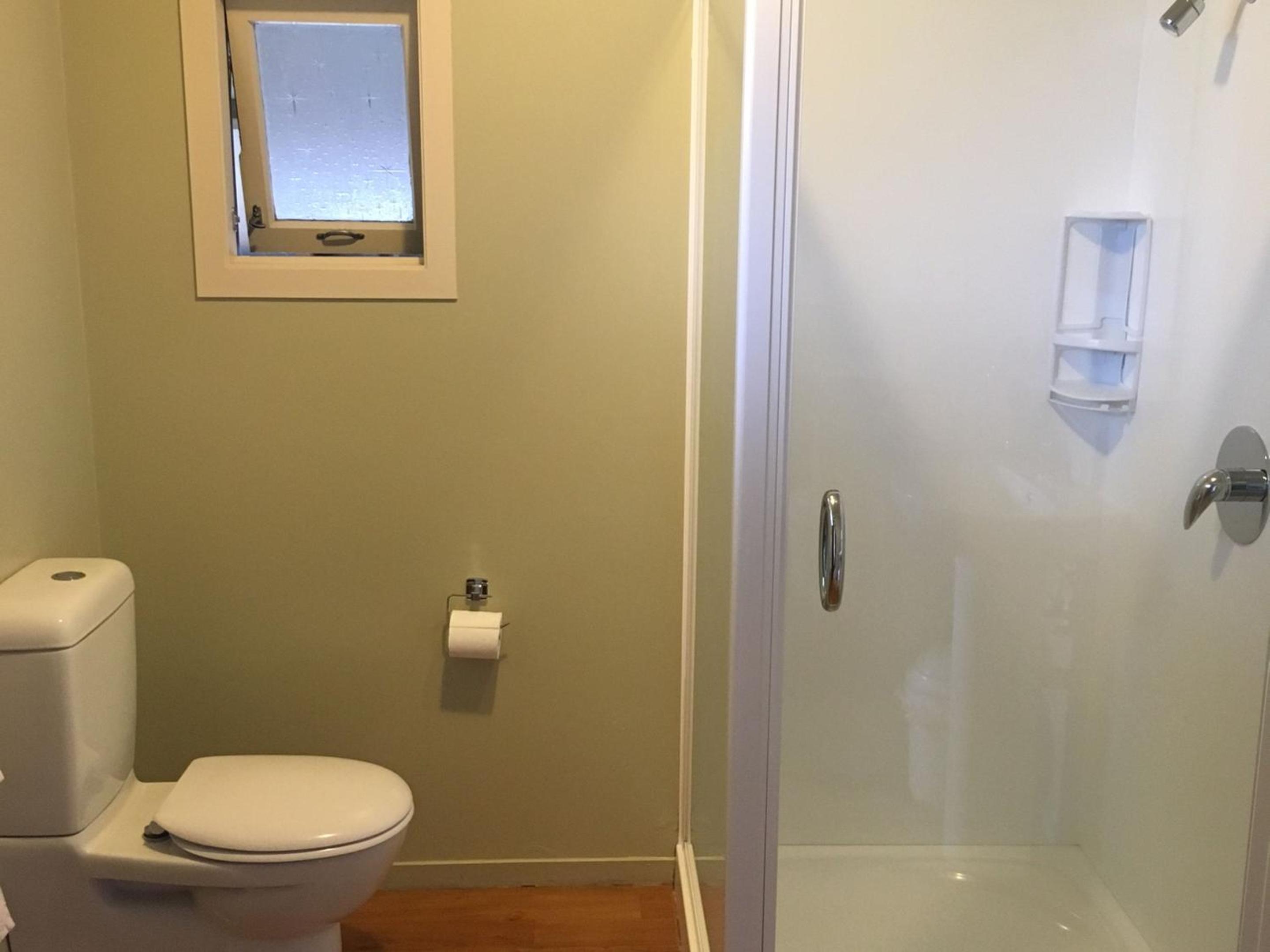 Two-Bedroom Refurbished Apartment - Photo 12